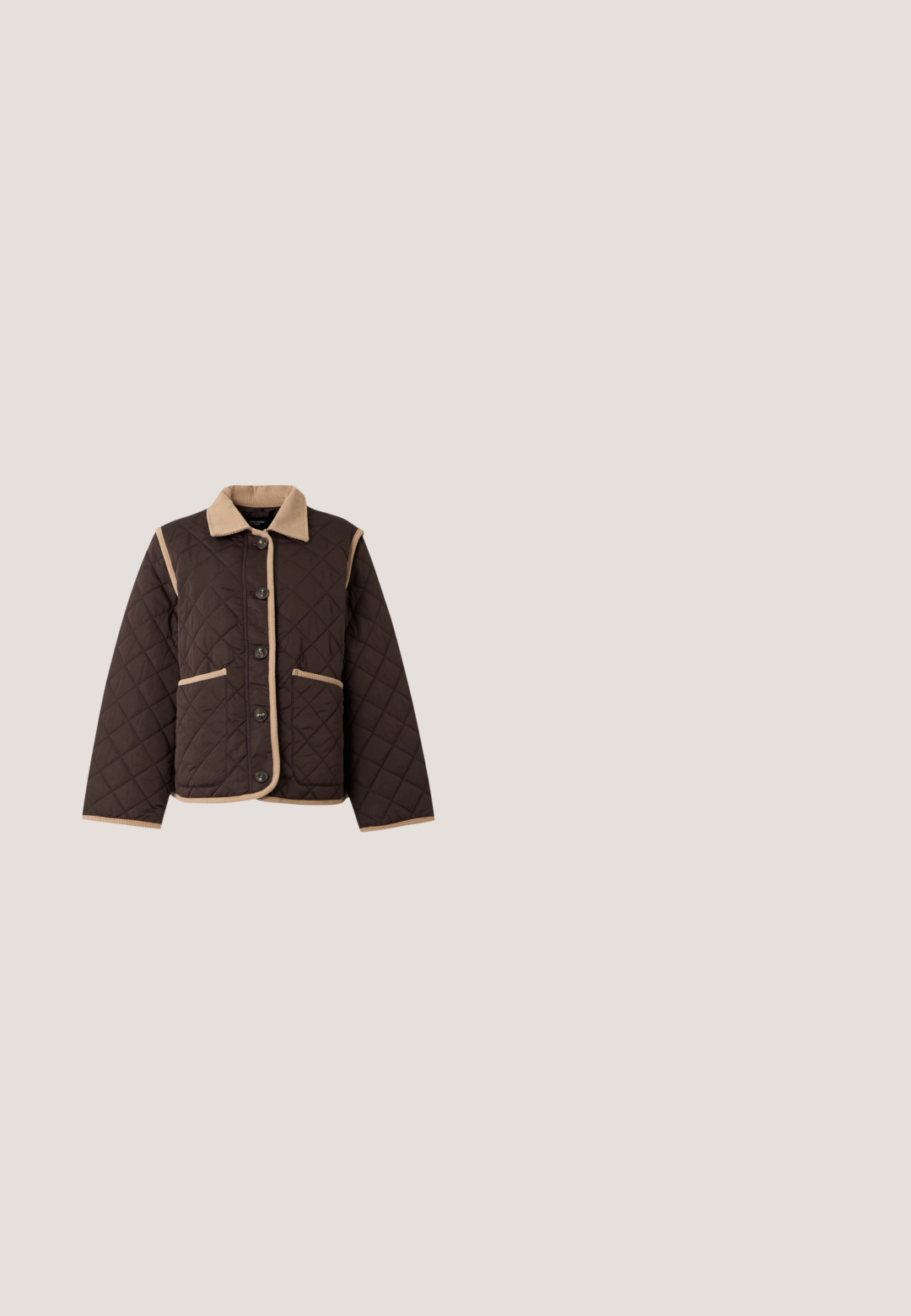 Veste matelassée marron foncé avec col beige, bordure, boutons à l'avant et deux poches avant, présentée sur un fond gris clair.; Haut marron à manches courtes avec un col rond et une petite découpe dans le dos. Fabriqué en tissu doux avec un ourlet légèrement évasé.; Culottes de couleur rouge rouille fabriquées en tissu léger et froissé. Caractéristiques d'une taille élastique et de jambes larges et fluides. Texture lisse sur l'ensemble.; Bottine en cuir marron avec un bout rond et un petit talon block, dotée de panneaux latéraux élastiques et d'une finition lisse et brillante.; Sac hobo en daim marron avec une grande ouverture courbée et une large bandoulière. Présente une couture centrée à l'avant. Texture lisse.; Paire de boucles d'oreilles créoles argentées brillantes avec fermoirs en fil fin, présentée sur un fond gris clair.