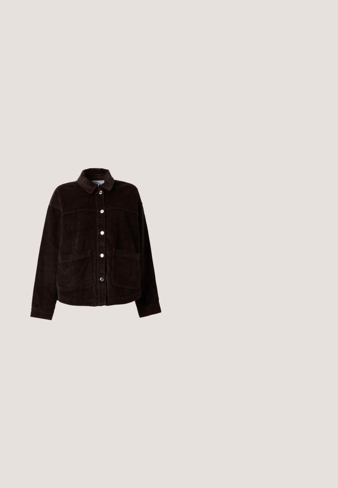 Chaqueta de pana marrón oscuro con botones de presión plateados, dos bolsillos delanteros, mangas largas y un cuello clásico sobre un fondo blanco.; Vestido de camisa de mezclilla en azul oscuro, con mangas cortas, dos bolsillos en el pecho, cierre de botones en la parte delantera y un corte recto.; Bota de cuero marrón hasta la rodilla con puntera redonda y tacón apilado. Presenta una textura suave y detalle de costura lateral.; Gafas de sol con lentes gris oscuro y finos marcos de metal negro. Presentan brazos delgados con un detalle de marca en un lado. Tienen forma rectangular.; Gran bolso tote de cuero negro con dos correas finas para el hombro y un acabado liso sobre un fondo blanco liso.; Pendientes colgantes de plata con cristales transparentes rectangulares y redondos en una línea vertical, asegurados con cierres tipo leverback.
