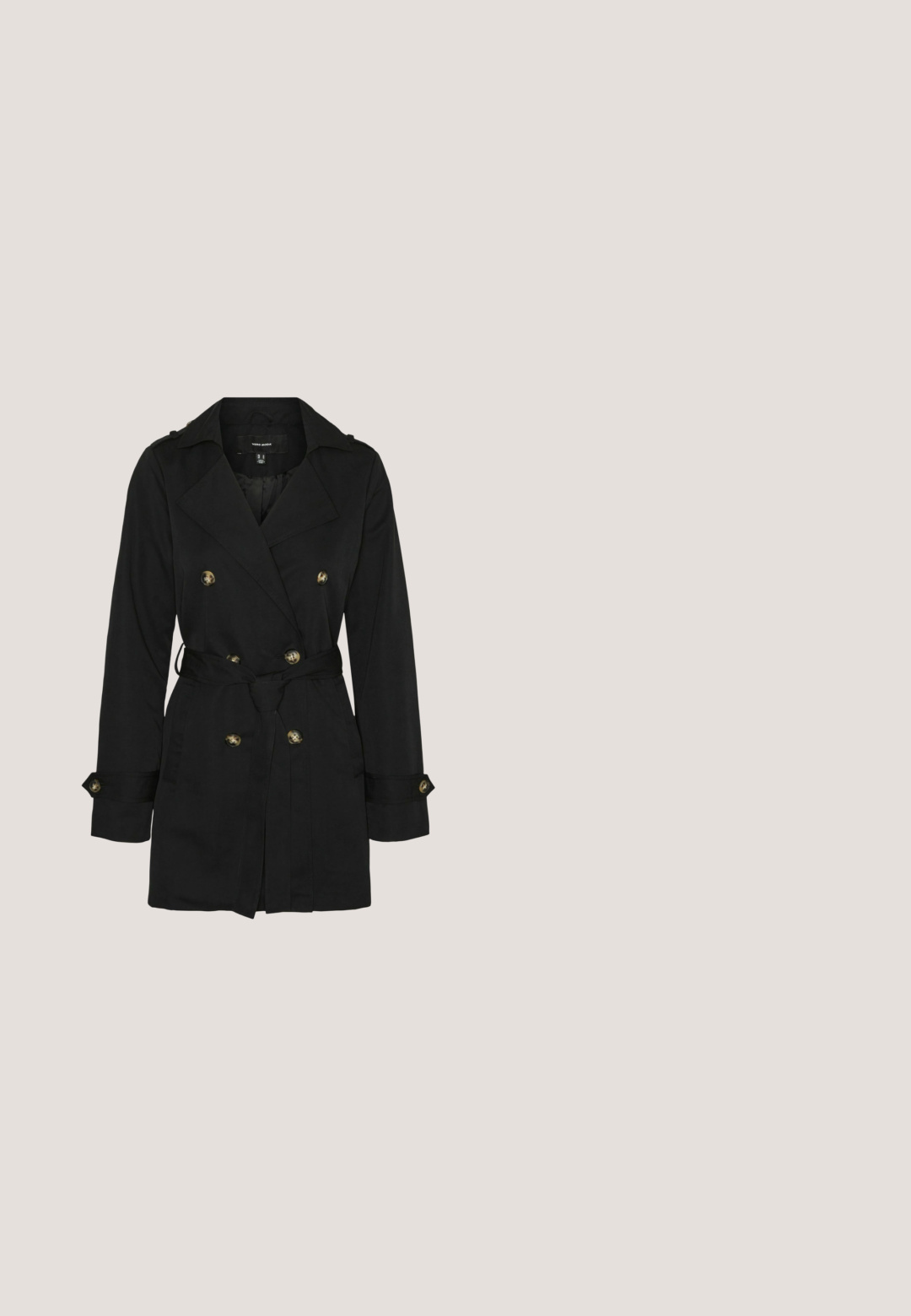 Sort dobbeltradet trenchcoat med brede revers, bælte om taljen bundet foran, manchetter med knapper og seks knapper i skildpadde-stil.; Sort strikket sweater med lodret ribbet design, rund halsudskæring med hvid kant og en let oversized pasform med faldende skuldre.; Sorte denimbukser med lige ben-design. Har fem lommer, metalknaplukninger og orange syninger som detaljer. Fremstillet af bomuld.; Sorte læder støvler med hæl, rund tå og blokhæl, parret med løse sorte bukser, sat mod en baggrund af trægulv.; Sort rektangulær håndtaske med krokodillestruktur, to øverste håndtag, lille gyldent ALDO-logo og aftagelig skulderrem på hvid baggrund.; Delikat guldkæde med en lille, glat guldbogstav "L" vedhæng og justerbar lås på hvid baggrund.