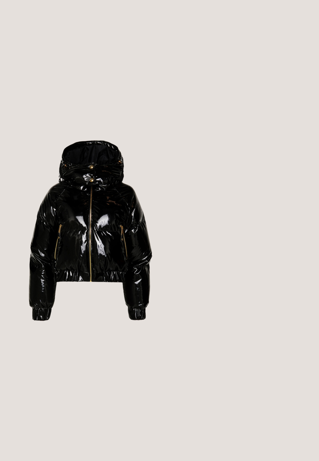 Versace Jeans Couture VARNISH COATED - Dunjakker - black; Sort kjole med en ribbet tanktop med firkantet udskæring og en glat, draperet satin skørt. Designet kombinerer kontrasterende teksturer.; Sorte laklæderstøvler, der går til låret, med spids snude, firkantet blokhæl og glat, blank tekstur. Ingen synligt hardware.; Sorte sekskantede solbriller med grå gradientlinser. Udstyret med guld accenter langs stellet og elegante sorte arme, mærket med "Liu Jo."; Guldtonet kædehalskæde med flere lagdelte strenge, prydet med en tekstureret cirkulær lås og en dekorativ vedhæng i den ene ende.; Sort læder clutchtaske med guld kædestosse, rektangulær form, med et metal-logo på fronten. Glat tekstur, minimalistisk design.