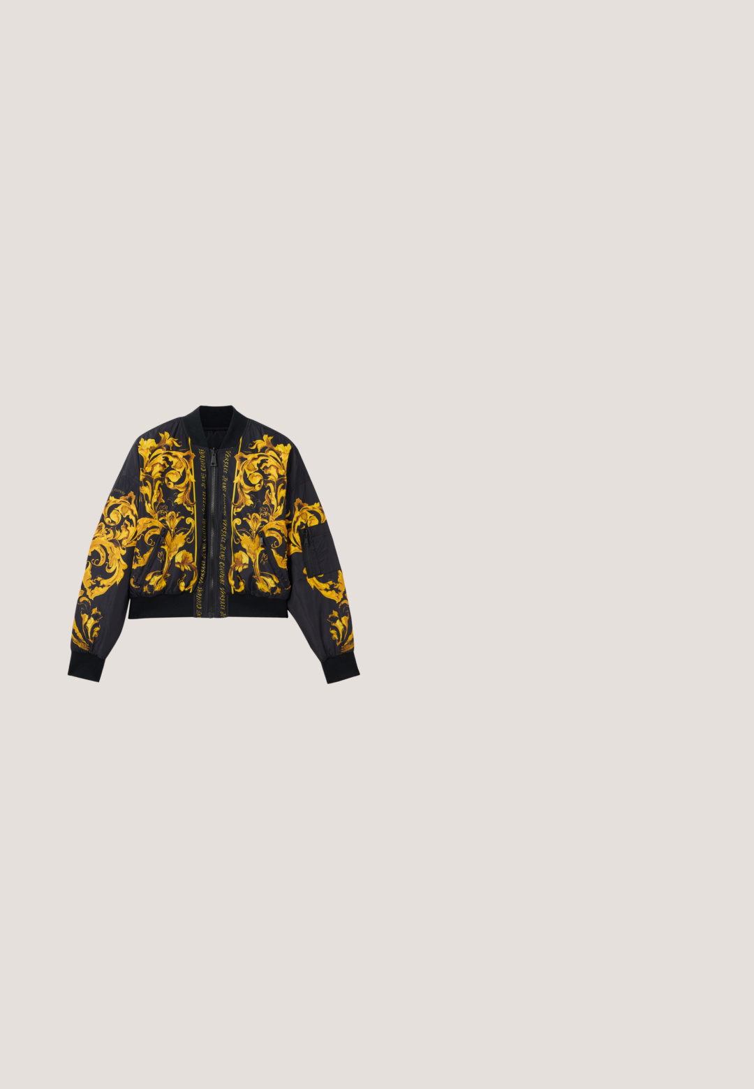 Sort bomberjakke med guld blomstermønster, ribbede manchetter og kant, lynlås lukning og sidelommer. Har logo tekst på forsiden.; Sort T-shirt med intrikate gyldne barok mønstre, der har svungne designs. Bomuldsstof, korte ærmer og logo detalje på sømmen.; Sorte formelle bukser med subtilt blomsterprint, frontplisséer, bæltestropper og et dekorativt bælte med spænde på en ensfarvet baggrund.; Hvid og guld mønstret spids-tå slingback højhælet sko med sort elastikrem med teksten "VERSACE JEANS."; Sort quiltet crossbody taske med guldkæde-rem og stort guld "LOVE MOSCHINO" logo foran.; Guldhalskæde med vedhæng med kursivskrift, der staver "Max Mara" på en ensfarvet lys baggrund.
