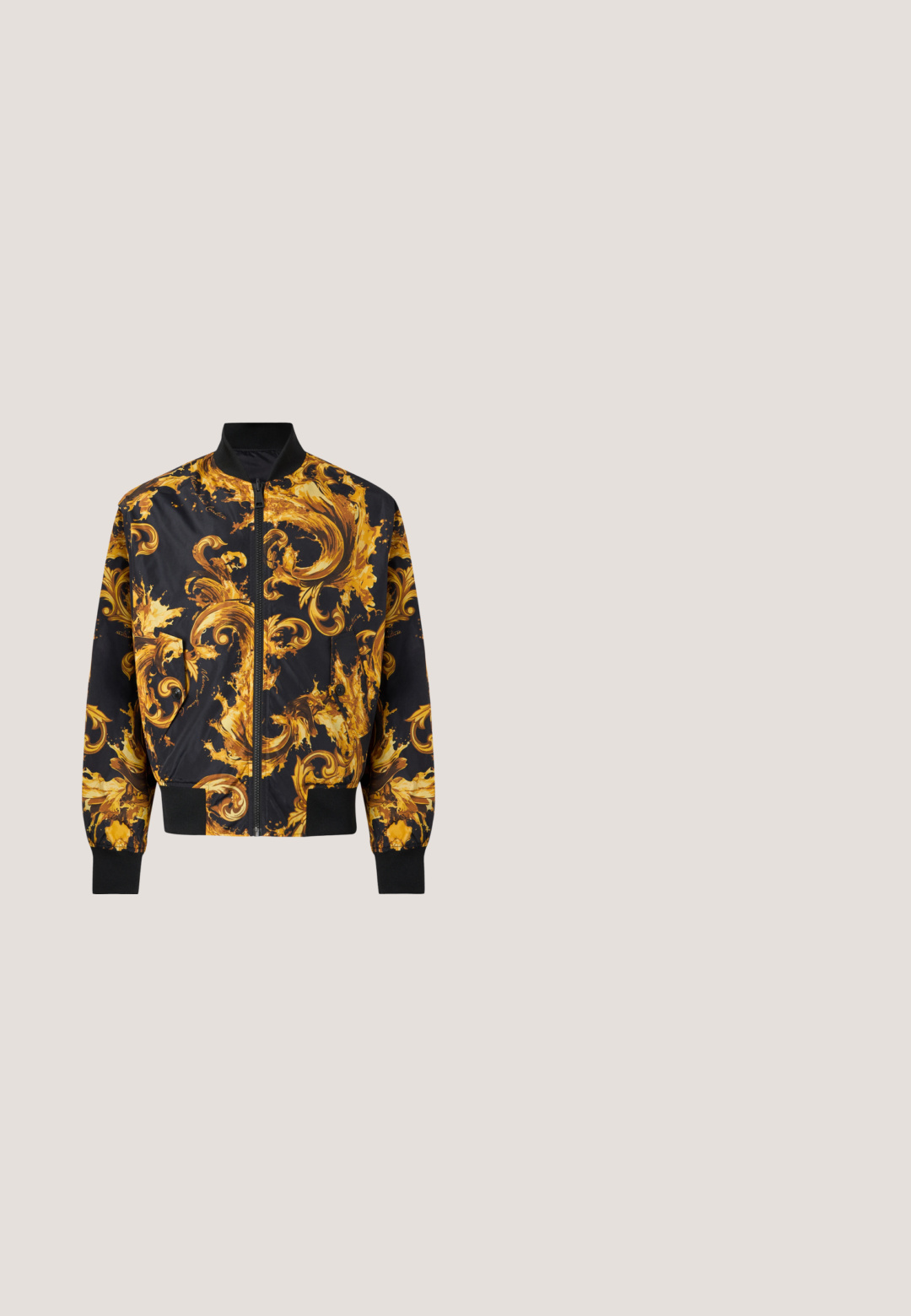 Zwarte bomberjack met felle geel-goude barokstijl patronen in wervelende vormen en zwarte geribbelde boorden aan mouwen, kraag en zoom.; Zwarte sweatshirt met een wit "MOSCHINO" logo en daaronder "SINCE 1983". Klassieke ronde hals en geribbelde manchetten. Zachte stoftextuur.; Geel katoenen t-shirt met een zwart "Moschino"-logo en de tekst "Milano", ronde hals, korte mouwen en een losse pasvorm.; Denim jeans met een rechte snit. Donkerblauwe kleur, met een groot ontwerp van een roze kat op de achterzak. Klassieke metalen knoop en klinknagels.; Zwart-witte sneaker met een gladde leren bovenkant, geperforeerde teenbox, contrasterend wit paneel en logodetail aan de zijkant en achterkant.; Zwarte schoudertas van nylon met een gladde textuur. Voorzien van gouden hardware en de letters "MOSCHINO" op de voorband. Inclusief verstelbare schouderriem.