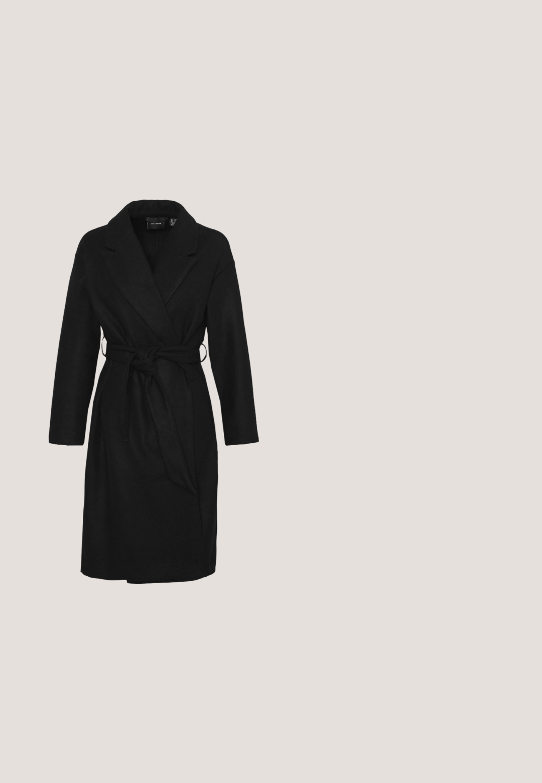 Sort indpakningsfrakke med bælte i taljen, lange ærmer og krave. Lavet af et glat stof, med sidelommer og en mellemlang længde.; Sort turtleneck sweater med lange ærmer, lavet af et glat strikket stof. Har et tætsiddende design og en ribbet krave.; ONLY Petite ONLWAUW - Jeans Skinny Fit - blue black denim; Sorte ankelstøvler lavet af glossy materiale med firkantet tå og spidse hæle, sat mod en skinnende sølv tuftet baggrund.; Sorte katteøje solbriller med mørkegrå linser, slankt plastisk stel, spidse hjørner og lige stænger. Ingen synlig hardware eller dekorationer.; Sølv hoops øreringe, cirkulær form, glat skinnende tekstur og ensartet bredde hele vejen igennem. Minimalistisk design uden yderligere accenter.