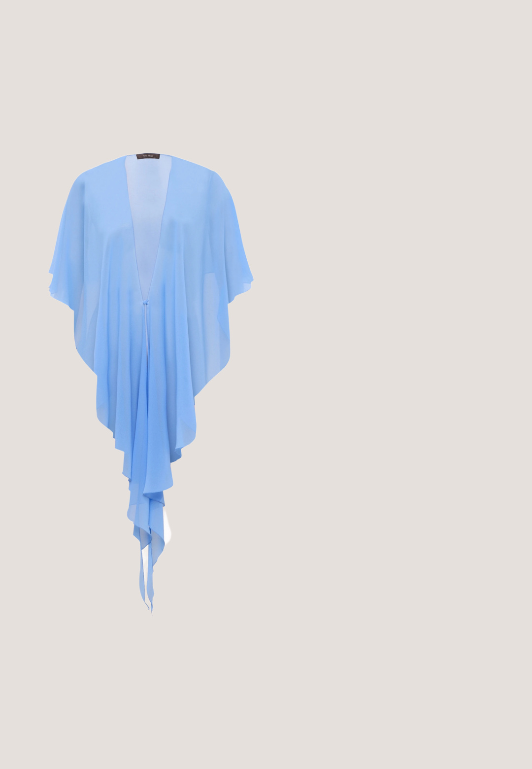 Hellblauer, fließender Chiffon-Schal mit offenem Vorderteil, asymmetrischem Saum und lockeren, drapierten Ärmeln.; Marineblaues ärmelloses Kleid mit einem gefältelten Ausschnitt, tailliertem Bund und ausgestelltem Rock. Verfügt über dekorative Details am Ausschnitt.; Weiße spitz zulaufende Absatzschuhe mit einem schmalen Knöchelriemen. Verfügt über zwei klare, mit Juwelen besetzte Riemen auf der Vorderseite. Glatte Lederoberfläche.; Quadratische Sonnenbrillen mit einem verlaufenden lila Glas. Dünne metallische goldene Rahmen und dunkelblaue Bügel. Mit Markenakzenten an den Schläfen.; Silberne metallische Clutch-Tasche mit gewebtem Mesh-Design, rechteckiger Form und einer Kettenriemen zum Tragen. Glatte Textur und polierte Oberfläche.; Silberne Kette mit abwechselnden ovalen, rechteckigen und tropfenförmigen dunkelblauen Edelsteinen in einer verbundenen Fassung und einem Karabinerverschluss.