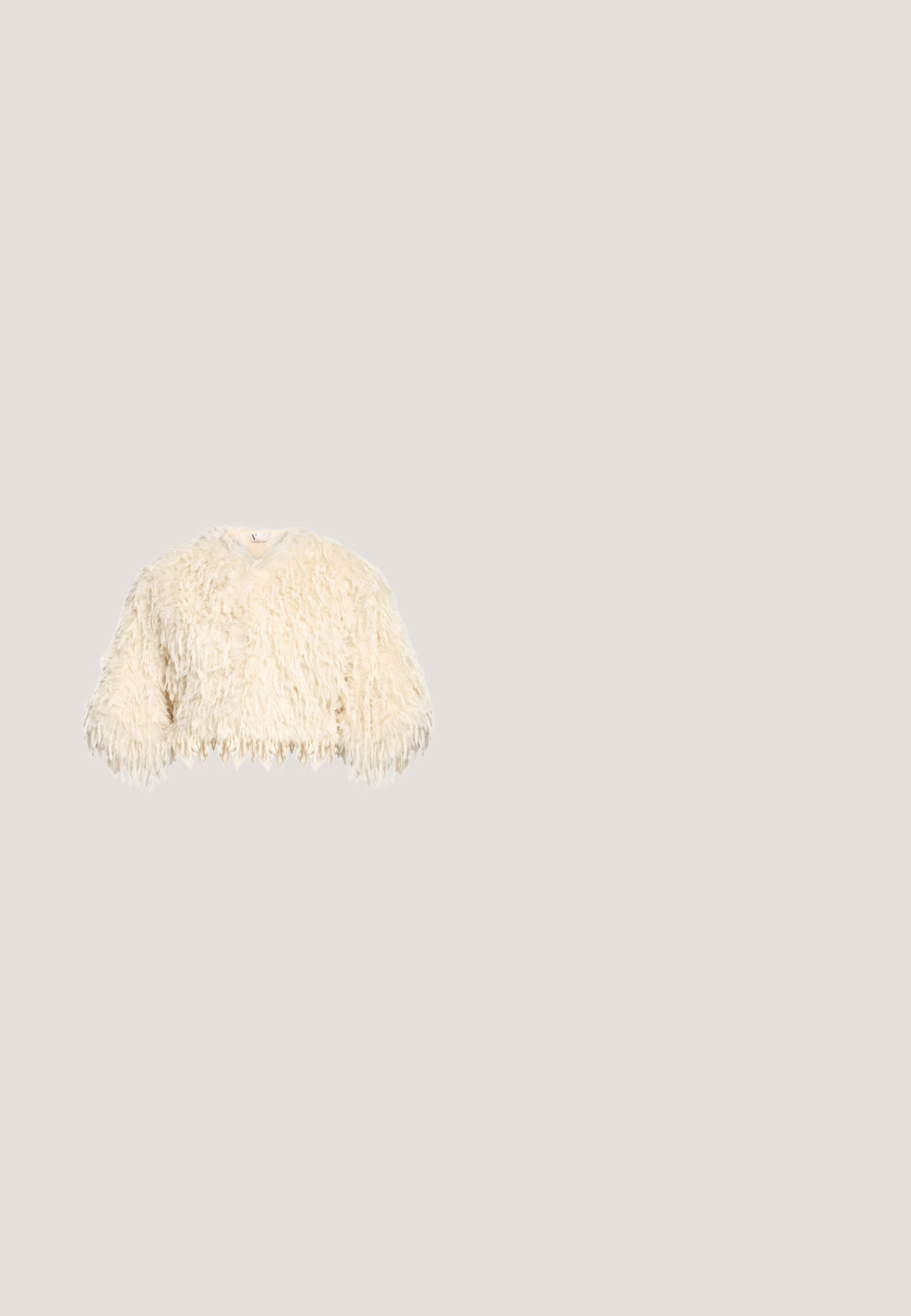 Cremefarvet langærmet faux fur jakke med V-hals og korthåret teksturoverflade, vist mod en hvid baggrund.; Brun omslagskjole med korte puffærmer, tekstureret metallisk stof og et bælte med selvbånd i taljen, der har et draperet frontdesign.; Spidsestilet i glitrende guldmateriale, med en slank silhuet, en 10 cm hæl og en glat indvendig foring.; Brune rektangulære solbriller med ramme i guld-tonet metal, kontrasterende mørkebrune temple tips og klare hardware detaljer.; Rektangulær clutch i guldfarve med tekstureret overflade, guldlås på toppen og en tynd guldkæde som rem, sat mod en ensfarvet baggrund.; Øreringe i guldfarvet metal med dråbeform, udsmykket med indviklede filigranblomster og lagdelte dråbeformer pyntet med små klare krystaller.