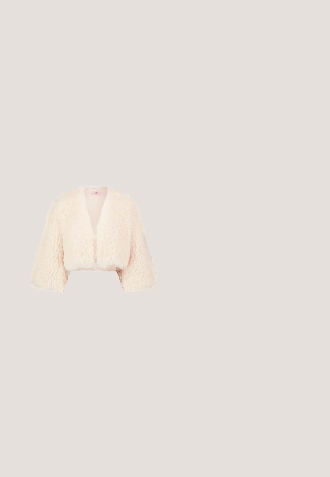 Cremefarbene, kurz geschnittene Kunstpelzjacke mit weiten Dreiviertelärmeln und offenem Vorderteil.; Abendkleid ohne Ärmel aus goldenen Pailletten mit V-Ausschnitt, Wickeldesign und figurbetontem langen Schnitt.; Metallisch goldfarbene High-Heel-Pumps mit spitzem Zeh, schlankem Absatz, glatter Textur und minimalen Nähdetails im Obermaterial.; Goldene Clutch mit rechteckiger Form, bedeckt mit glänzenden silbernen Strasssteinen. Verfügt über einen dünnen, metallischen Schulterriemen und einen Reißverschluss.; Cremfarbene Lederhandschuhe mit glatter Textur, ausgestattet mit einem gerafften Handgelenk und goldfarbigen Hardware-Details am Bund.; Ohrringe in Goldton mit floralem Design, verziert mit Perlenakzenten und einem größeren Perlenanhänger. Geschmückt mit kleinen, klaren Kristallen.