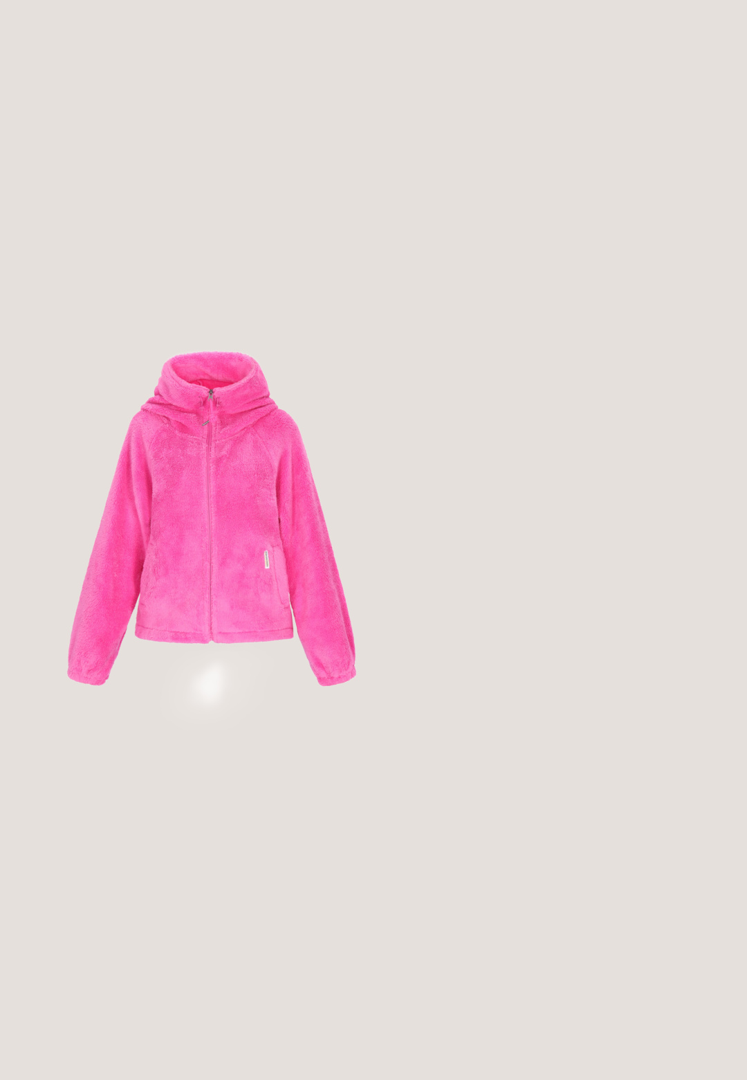 Pluizige roze capuchontrui met ritssluiting, capuchon, lange mouwen en zachte textuur. Voorzien van een discreet logo aan de onderzijde bij de zoom.; Witte gebreide lange mouwen crop sweater met franjes aan de halslijn en manchet, met een geribbelde textuur en raglanmouwen.; Wit T-shirt met korte mouwen, roze kraag en gedurfde roze tekst "GRATIS IJS" over de borst.; Roze en witte gestreepte shorts van zachte stof. Heeft een getailleerd ontwerp en een soepele tailleband zonder aanvullende details of hardware.; Patrick Ewing REBOUND BY EWING 33 HI - Sneakers hoog - white black pink blue; Gouden ring met een grote, gladde, afgeronde fuchsia emaille middenstuk. Intern gegraveerd met "SINGULARU." Eenvoudig en modern ontwerp.