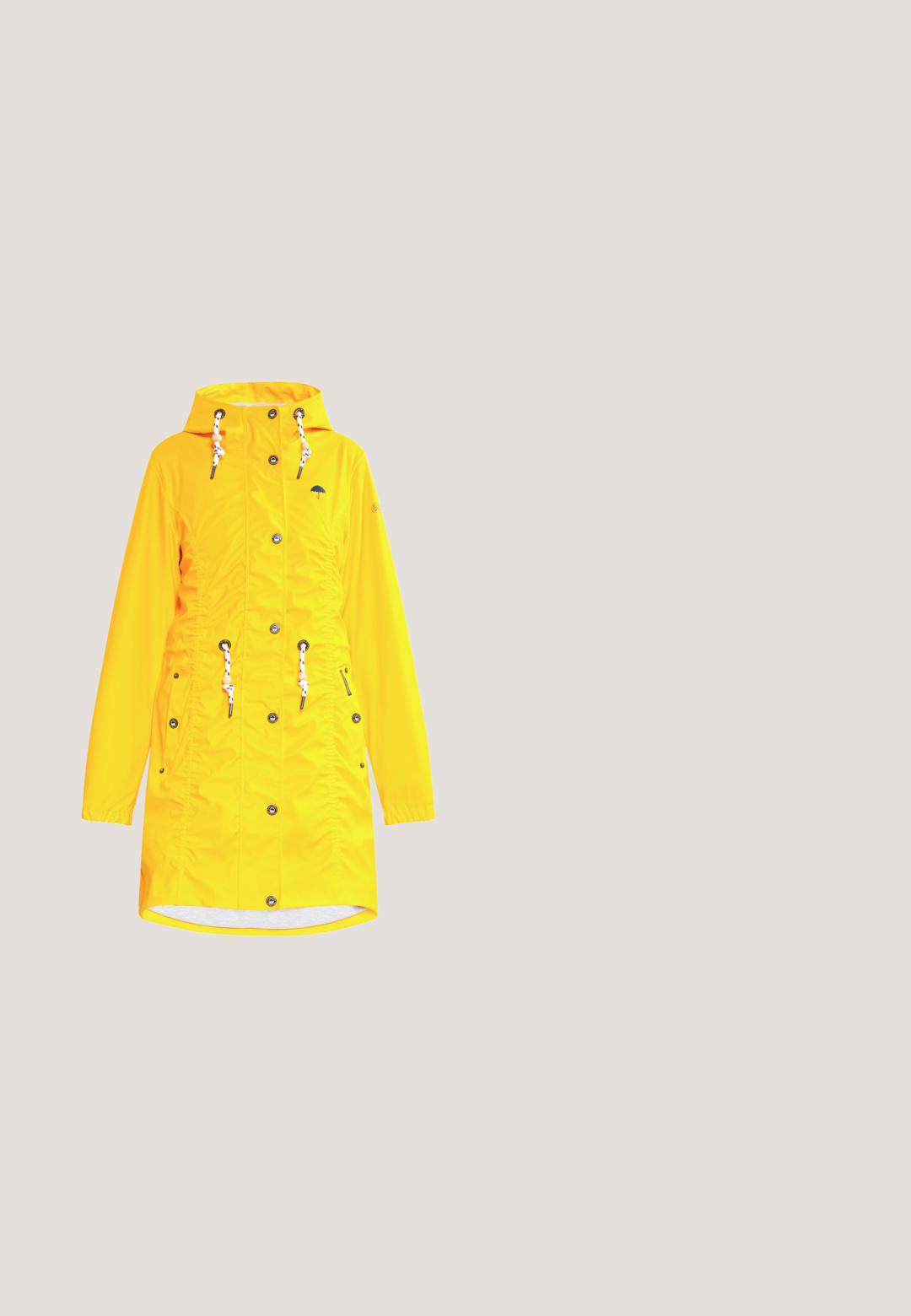 Geel regenjas met een trekkoordcapuchon, drukknoopsluiting, elastische manchetten, twee zijzakken en een klein zwart paraplulog op de borst.; Lichtgele polo met korte mouwen, een kraag, drie knopen en een klein roze geborduurd logo op de linkerbuste.; Lichtgele casual shorts met een geribbelde elastische tailleband, een voorstriklint en zijzakken, afgebeeld op een witte achtergrond.; Geel rubberen regenlaars met een gladde oppervlakte, verstelbare gesp, en een gestructureerde zool voor grip. Hoge ontwerp, ronde neus en naadloze body.; Geel trekkoord tas gemaakt van duurzaam fabric, met een zwart logo tekst "Schmuddelwedda WENN DAT PLADDERT" gecentreerd op de voorkant.; Goudkleurige oorbellen met gele druppelstenen en kleine heldere kristallen, gerangschikt in een bloemontploffingsontwerp.