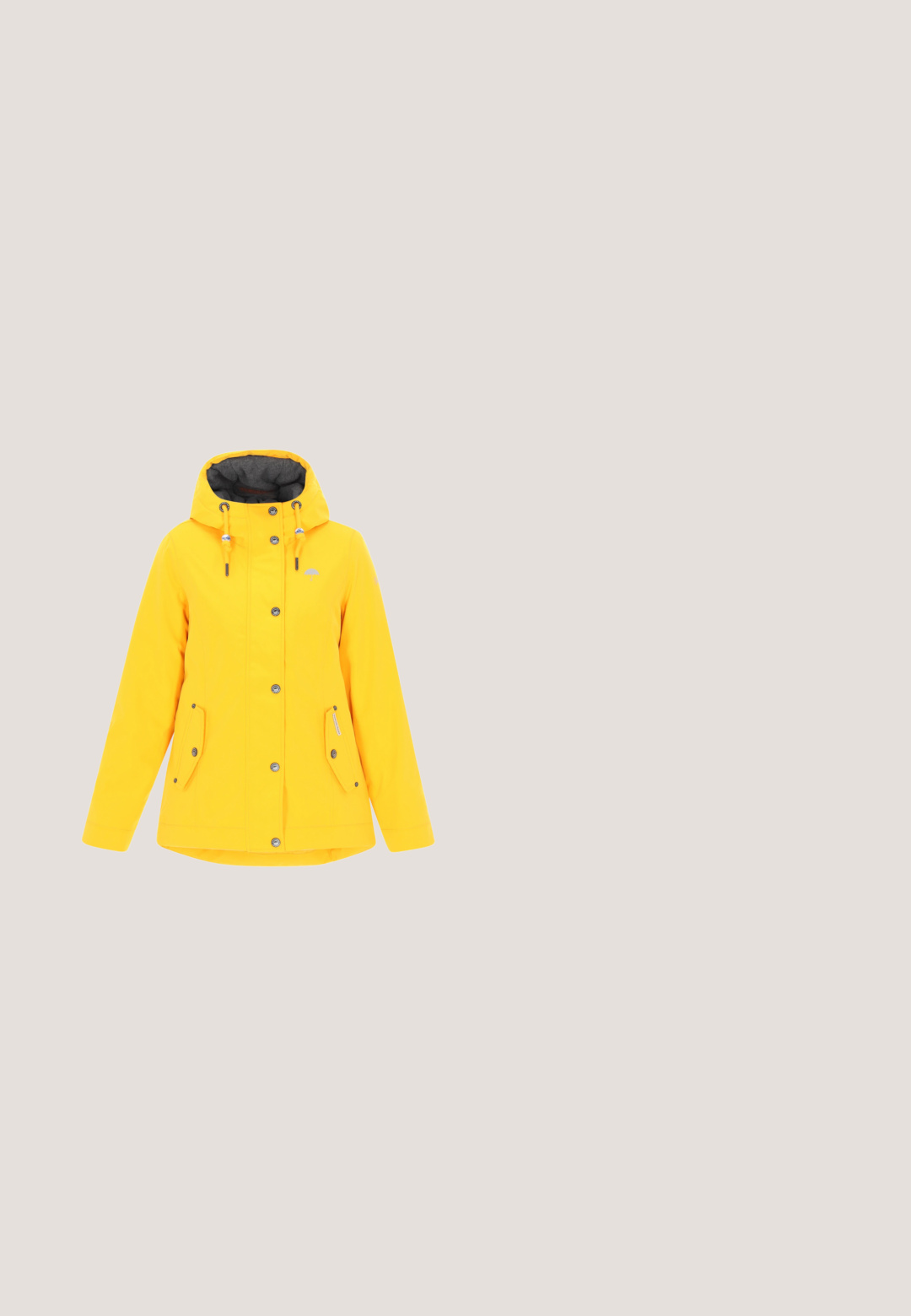 Gele waterdichte jas met een grijze binnenzijde. Voorzien van een capuchon, voorkant met drukknoopsluiting, twee zijzakken en een klein logo op de borst.; Kortärmlig, lichtgele dames-T-shirt met een ronde halslijn en een klein merkembleem nabij de zoom op een witte achtergrond.; Groene gestreepte broek met een ruitpatroon, gemaakt van een gladde stof met zijzakken en een tapered fit.; Geel rubberen regenlaars met een gladde oppervlakte, verstelbare gesp, en een gestructureerde zool voor grip. Hoge ontwerp, ronde neus en naadloze body.; Zwarte handtas van kunstleer met kleurrijke patches, kettingaccenten en een voorste sluiting met slot. Voorzien van diverse grafische stickers en versieringen.; Ketting met gele bloemkralen en bijpassende armband met kleine gouden kralen op een witte achtergrond.