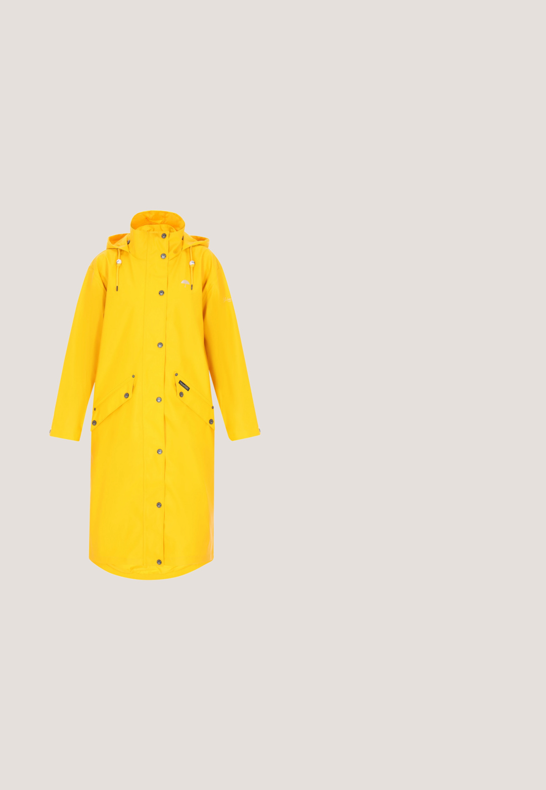 Geel waterdicht regenjack met een capuchon, drukknoopsluiten en twee voorzakken. Gladde textuur en knielange ontwerp voor volledige bedekking.; Gele crewneck trui met lange mouwen, geribbelde manchetten en een geribbelde zoom, gemaakt van zachte stof.; Gestreepte T-shirtjurk met afwisselend gele en witte strepen, ronde halslijn en korte mouwen, gemaakt van zachte stof.; Lage sneaker in geel en beige met witte veters, bruine rubberen zool met ronde gripjes en blauwe hielband met merkaccent.; Kleine gele leren handtas met twee handvatten, afneembare schouderriem en een Italiaanse vlag bedel aan de ritssluiting.; Gouden metalen ring met een vloeibaar, golvend ontwerp. Heeft gladde randen en een onregelmatige, open vorm. Glanzende afwerking versterkt de visuele aantrekkingskracht.