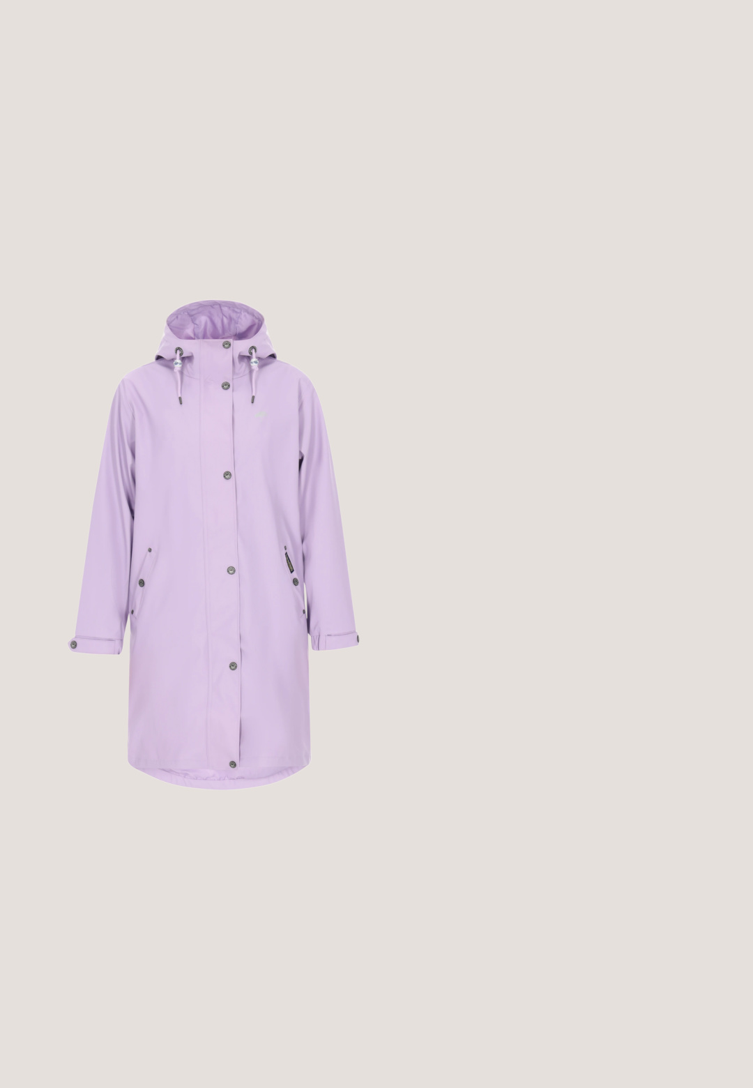 Imperméable violet clair avec capuche, boutons-pression, deux poches latérales, cordon de serrage ajustable et extérieur lisse et imperméable.; Pull en maille gris clair avec un col rond, des épaules tombantes et des détails de lacets le long des manches. Ourlet côtelé et tissu texturé.; T-shirt oversized lavande en coton doux, avec un col rond et des manches courtes, à la texture lisse et au design minimaliste.; Pantalons cargo violets clairs en tissu doux, dotés d'une coupe décontractée, de jambes larges et de deux poches latérales avec des fermetures à rabat.; Baskets en toile bleu clair avec une épaisse semelle crème, à bout rond et avec des accents texturés. Présente des lacets blancs et une petite étiquette de marque.; Sac épaule en forme de croissant de lune de couleur violet clair avec des clips argentés et une bandoulière réglable et détachable sur fond blanc.