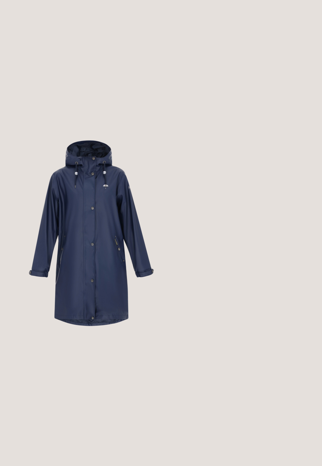 Impermeable de color marino con capucha, botones a presión, bolsillos laterales y una textura suave y brillante. Presenta un pequeño logo en el pecho.; Polo de manga corta azul marino con cuello, cuatro botones blancos y pequeño logo blanco de GANT en el pecho izquierdo.; Shorts atléticos negros de talle alto, fabricados con un material elegante y elástico. Presentan costuras suaves y un diseño ajustado, ideales para ropa deportiva.; Botín negro de tobillo con parte superior texturizada, paneles laterales elásticos, suela de plataforma gruesa y tirador en el talón. Material sintético duradero.; Bolsa de cintura de cuero azul claro con dos compartimentos con cremallera y correa ajustable con botones a presión.; Pulsera ajustable con cuentas turquesas y doradas, una perla blanca central y un pequeño colgante de pájaro dorado en un cordón azul claro.