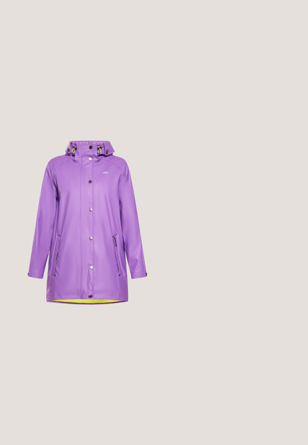 Imperméable violet avec des boutons-pression argentés, une capuche avec cordon de serrage, des poches latérales et une doublure intérieure jaune.; T-shirt en coton lilas, manches courtes, col rond, avec un texte vert foncé "the flow" sur le devant. Texture douce, coupe décontractée.; Shorts en lavande clair en tissu doux, dotés d'une taille élastique, d'un cordon de serrage et de deux grandes poches latérales. Logo Champion à l'avant.; Baskets de sport bleu clair avec une tige texturée, semelle blanche et rayures dorées. Elles comprennent des lacets et une languette à l'arrière.; David Jones Sac banane - lilac; Bracelet réglable en ficelle violette avec perles facettées lavande, entretoises dorées, une perle blanche centrale et un petit charm ange en or.