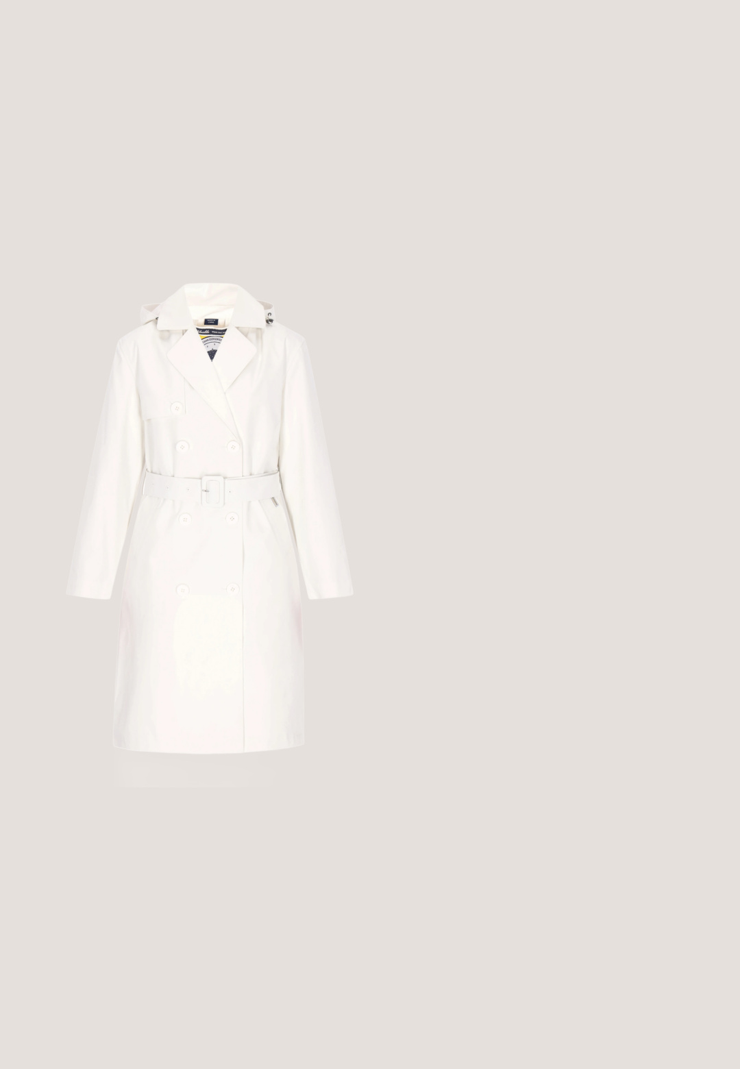 Hvid trenchcoat med dobbeltbrystet design, store knapper, bælte i taljen og hætte. Fremstillet af glat, vandtæt materiale. Lange ærmer.; Sort langærmet kjole med en tætsiddende overdel, en vidde i skørtet og en asymmetrisk udskæring i halsen. Lavet af et ribbet stof.; Sort læder højhælet sko med spids tå, ankelrem og en slank hæl. Glat tekstur og minimal hardware.; Rektangulære solbriller med en lys gul plastikramme og brune gradientlinser. Har minimal branding på siden og slanke stænger.; Rød quiltet læderhåndtaske med sølvfarvet kædership og sølvfarvet logoemblem på frontklappen, vist mod en hvid baggrund.; Guldarmbånd med en hjerteformet vedhæng med lås og krystaldekorationer. Leddene er cirkulære og skaber et tekstureret udseende.