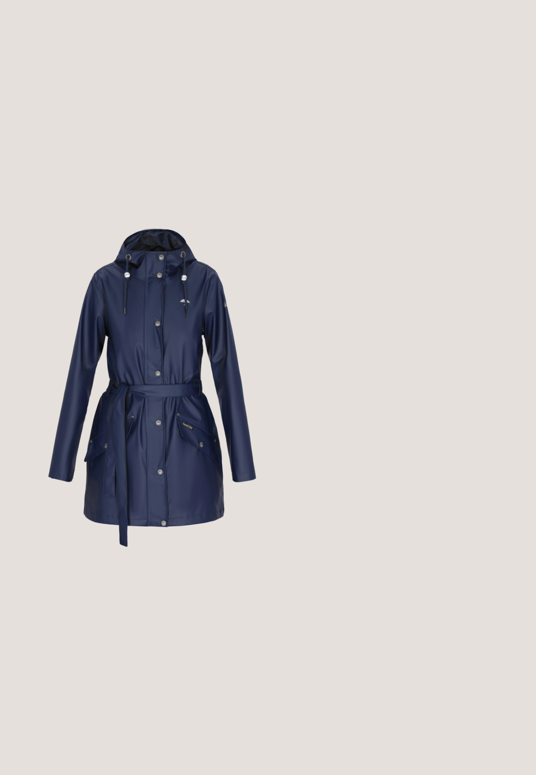 Marineblauer Kapuzen-Regenmantel mit vorderen Knöpfen, verstellbarem Taillengürtel, langen Ärmeln und zwei großen Klappentaschen auf jeder Seite.; Langärmliges blaues Henley-Shirt aus geripptem Material mit V-Ausschnitt, drei Knöpfen auf der Vorderseite und taillierter Passform.; Dunkelblaue Jeans im weit geschnittenen Design, mit Knopfverschluss, Gürtelschlaufen und vorderen Taschen. Glatte Textur, klassischer Stil.; Beige Slingback-Absatzschuhe mit einer schwarzen Lackleder-Zehenkappe, blockiertem quadratischen Absatz und verstellbarem Riemen mit Schnalle. Glatte Textur über die gesamte Oberfläche.; Blaue Stoffhandtasche mit zwei kurzen Griffen, abnehmbarem Riemen, Frontreißverschlusstasche und einem flauschigen Pomponschlüsselanhänger. Rundes Logodetail.; Ein eleganter blauer Armreif mit diamantartigen Verzierungen an mehreren Seiten, vor einem weißen Hintergrund.