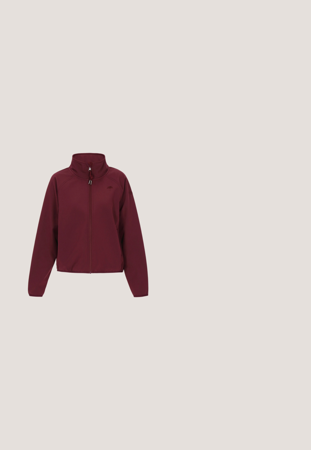 Donkerrode jas met ritssluiting, hoge kraag en lange mouwen, getoond tegen een witte achtergrond.; T-shirt met korte mouwen en ronde hals in mauve roze, gemaakt van zachte stof met een subtiele textuur, met het label Street One op de kraag.; Wijduitlopende donkerblauwe denim jeans met een lichte vervaging, voorzien van vijf zakken en een metalen knoopsluiting bij de taille.; Beige casual sneaker met veters en zijrits, zwevend boven een gestructureerd vloerkleed, met een houten tafel en boeken op de achtergrond.; Bruine suède schoudertas in halve maanvorm met gevlochten stikseldetails en een verstelbare band.; Zilveren ketting met hartvormige hanger met gepolijst bolvormig centrum in goudkleur en een karabijnsluiting met verstelbare schakels.