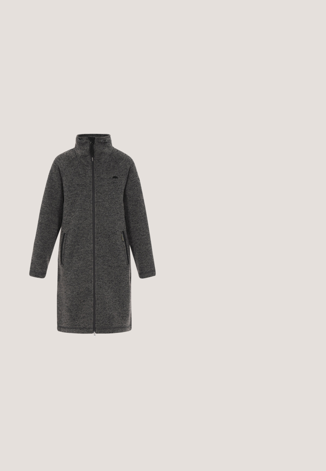 Lange donkergrijze fleecejas met hoge kraag, rits aan de voorkant, twee verticale ritszakken en een klein zwart logo op de borst.; Zwarte fleece pullover met een halve rits bij de hals, lange mouwen, een zachte textuur en geen zichtbare patronen of accenten.; Lichtpaarse T-shirt met korte mouwen met een gedetailleerde visillustratie en de tekst "Niedliche Sardelle" gedrukt boven de vis aan de voorkant.; Waterdichte, roze skibroek met een rechte snit, geplooide voorkant, twee zijzakken en zwarte accenten bij de enkels.; Bruine geïsoleerde laarzen met een puffy bovenkant, nepbontvoering, vetersluiting, rubberen zool en logo aan de zijkant.; Slanke zonnebril met metalen montuur, smalle rechthoekige glazen met een rozetint en verstelbare neuspads, afgebeeld op een effen witte achtergrond.
