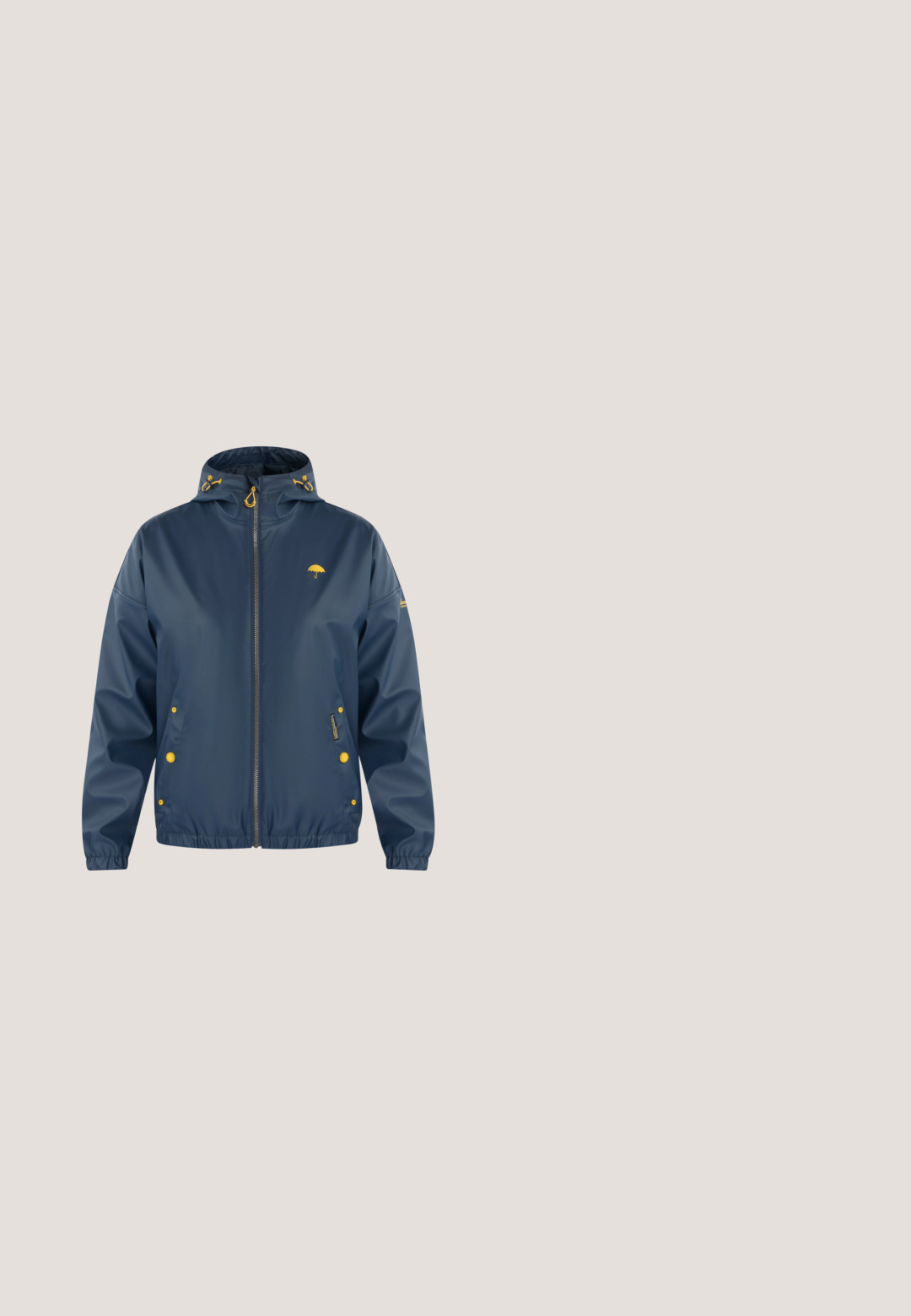 Marineblauwe regenjas met capuchon, volledige ritssluiting aan de voorkant, elastische manchetten en zoom, gele knoopdetails en klein geel paraplu-logo op de borst.; Marineblauw poloshirt met korte mouwen, een zilveren halve rits en een klassieke kraag, weergegeven op een witte achtergrond.; Marineblauwe joggerbroek met een elastische tailleband, trekkoord, zijzakken en rechte pijpen, weergegeven tegen een witte achtergrond.; Navyblauwe casual schoen van textuurstof, met een wit gespikkelde zool, ronde neus en elastische veters voor gemakkelijke instap.; Zwarte crossbodytas met afgeronde vorm, blauwe horizontale detail op het voorvak, verstelbare riem en ritssluiting bovenaan.; Zilveren creolen met een gladde, glanzende afwerking. Ze hebben een druppelvorm en een veilige sluiting.