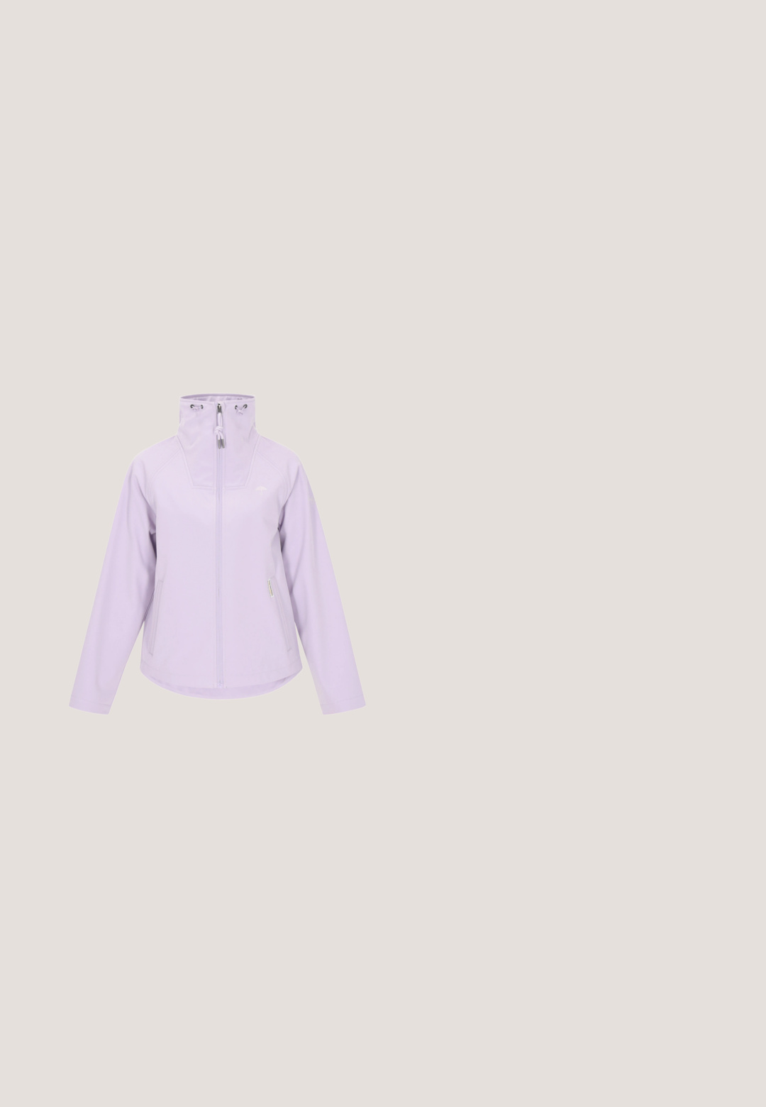 Lyse lilla softshell-jakke med høj krave, frontlynlås, justerbare snore og to sidelommer.; Lyserød kortærmet bomulds-T-shirt med rund halsudskæring og lille grønt "Vans"-logo på venstre bryst.; Grå plisseret nederdel med en samlet talje og et sort bælte med en guldbuckle detalje. Blødt stof med en glat tekstur.; Sneakers med en blanding af pink, lilla og beige ruskind og mesh-materialer; har en hvid mellemsål og gummiydersål; snørebåndsdesign.; Halvmåneformet skuldertaske med pastelblå og gule striber, justerbar beige rem og logo-patch foran.; Lyserødt armbånd med en glat yderside og en skinnende guldfarvet inderside. Rund form og blank finish. Har et sømløst design.