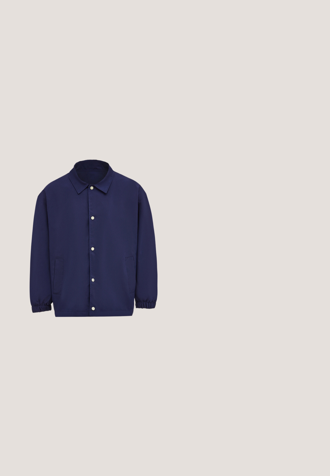 Schmuddelwedda CO-BRANDED WITH TYLIN - Let jakke / Sommerjakker - marine; Clean Cut Copenhagen OSCAR HALF-ZIP  - Striktrøje - navy; Mørkeblå kortærmet herrepolo med blød krave og V-udskæring, størrelse medium, vist mod hvid baggrund.; Mørkeblå straight-leg denim jeans med forlommer, bæltestropper og knaplukning.; Mørkeblå sko med hvide accenter og en tekstureret overflade. Har en polstret sål, snørelukning og branding på tungen.; Mørkeblå duffeltaske med sorte håndtag, aftagelig skulderrem, lynlåslomme foran og mærket baggage-tag.