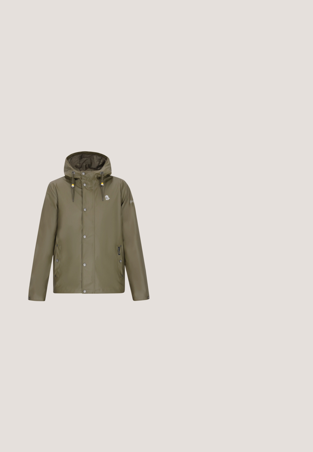 Veste imperméable à capuche verte avec des boutons-pression à l'avant, une capuche ajustable avec cordon de serrage et deux poches latérales.; Pull en tricot crème à mailles torsadées avec un col rond, des poignets et un ourlet côtelés, présentant des motifs texturés sur l'ensemble du tissu.; Polo à manches longues en coton blanc avec col classique, patte de boutonnage à trois boutons et rayures contrastantes subtiles sur le col.; Jeans en denim bleu avec une coupe slim, cinq poches, fermeture à bouton et zipper, et coutures contrastées. Texture lisse avec une finition délavée.; Bottines en cuir marron avec un design robuste, surface texturée, œillets en métal et semelle en caoutchouc épaisse, dotées d'un système de laçage et d'une languette.; Sac cabas rectangulaire bleu foncé avec deux longues anses marron et une petite poignée de transport, avec une étiquette de marque cousue à l'avant.