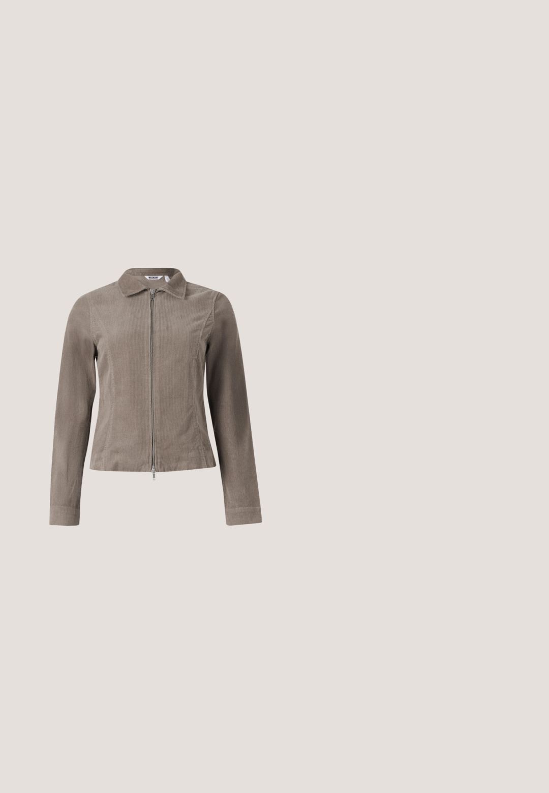 Chaqueta de pana marrón con cuello y cierre frontal de cremallera. Presenta mangas largas y un corte ajustado, mostrando una superficie texturizada.; Vestido maxi marrón de canalé con tirantes finos, diseño ajustado y textura suave. Presenta un dobladillo recto en el tobillo.; Anna Field by Zalando LEATHER - Botas de tacón - brown; Gafas de carey con montura cuadrada, que presentan lentes transparentes y un patrón texturizado. Las varillas tienen un diseño delgado y aerodinámico.; Bolso tote de ante marrón con asas de cuero oscuro y una pequeña etiqueta de cuero adjunta sobre un fondo liso y claro.; Par de pendientes de aro con acabado dorado brillante sobre fondo blanco liso, con diseño entrelazado y torsionado.
