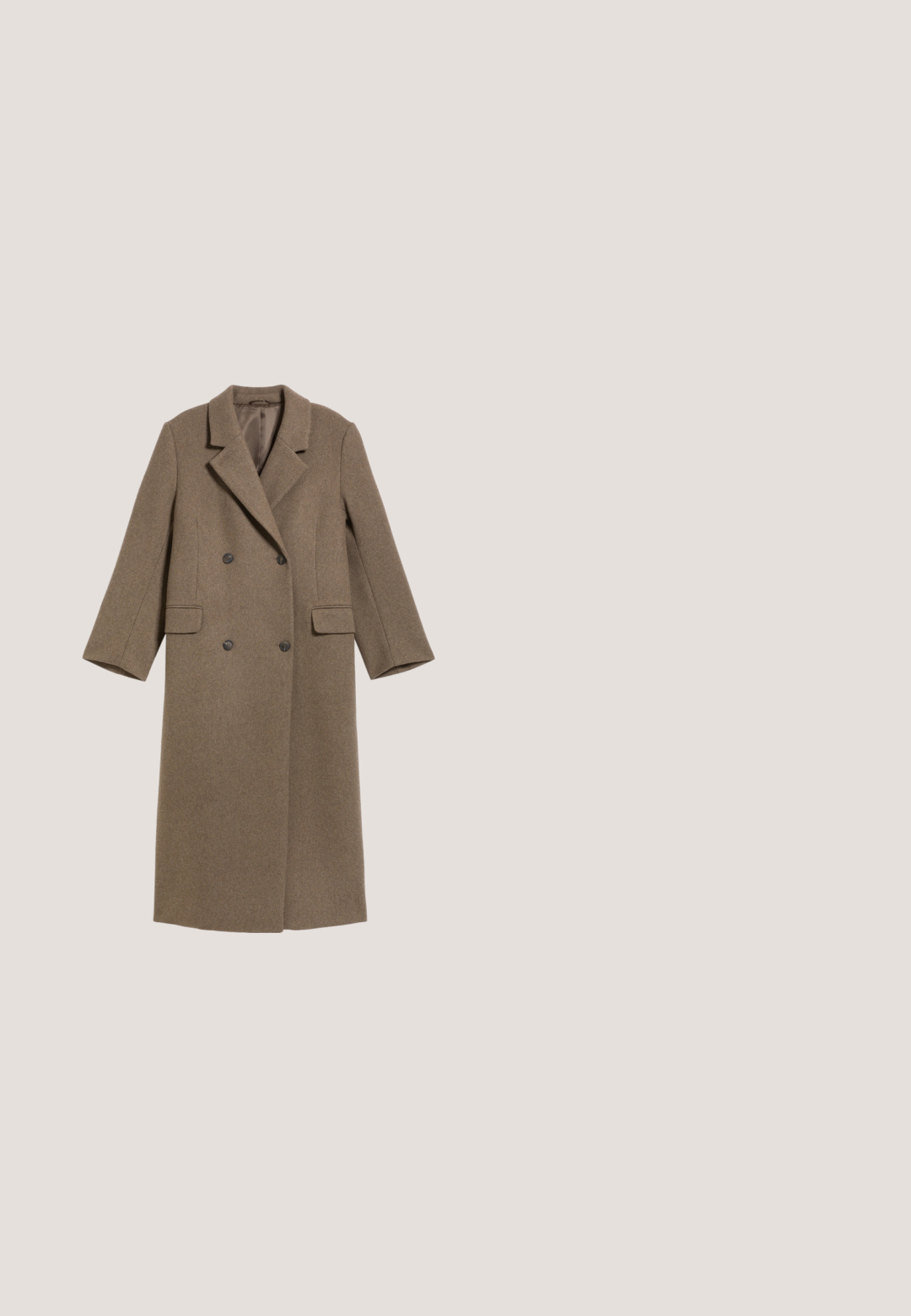 Lange taupekleurige wollen mantel met dubbele knoopsluiting, brede revers en twee klepzakken, weergegeven op een effen witte achtergrond.; Bruine cardigan met een V-hals, zes knopen aan de voorkant en twee voorkruiken. Getextureerde gebreide stof, cropped ontwerp met lange mouwen.; Donkerbruine t-shirt met ronde hals van zachte gebreide stof met fijne ribstructuur.; Donkere brede broekspijpen met knopen aan de voorkant en zakken, voorzien van een naaddetail rond het midden van het bovenbeen.; Bruine suède enkelboots met een platte zool, ronde neus en een klein aantrek-lipje, gecombineerd met blauwe denim jeans met een rechte pasvorm.; Bruine leren tote bag met een enkele schouderriem, klein gouden Coach-logo en aangehecht leren label op een witte achtergrond.