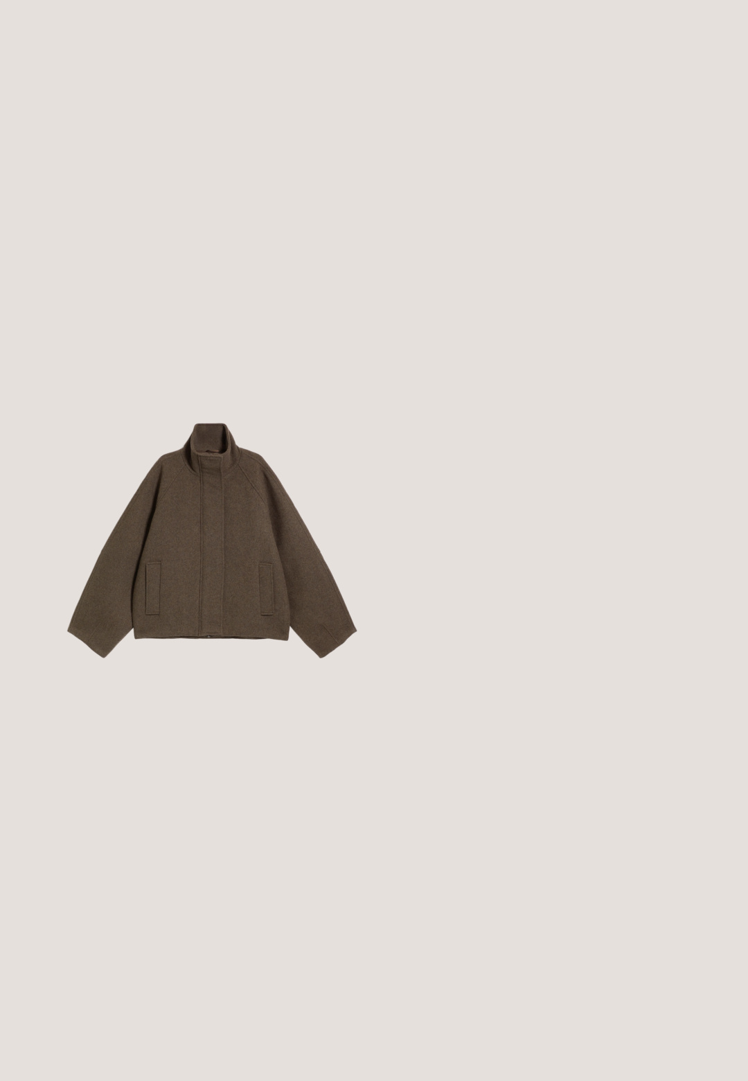 Chaqueta de lana marrón con cuello alto, mangas raglán largas, cierre delantero oculto y dos bolsillos frontales rectangulares planos.; Sudadera marrón de felpa con mangas largas y cuello redondo, que presenta un texto gráfico en rosa "APRIL" en una tipografía lúdica e irregular en el pecho.; Tela de color marrón oscuro con un tejido fino y texturizado, mostrando sutiles arrugas y sombras, lo que indica un material suave y flexible.; Pantalones marrones de pierna ancha con pliegues, trabillas para cinturón y cierre frontal oculto, exhibidos sobre un fondo blanco.; Botín marrón de ante con suela gruesa y puño de borrego esponjoso alrededor de la abertura, vista lateral sobre fondo blanco.; Gran bolso hobo holgado en cuero texturizado marrón oscuro con una sola correa ancha para el hombro y un diseño de apertura en la parte superior.