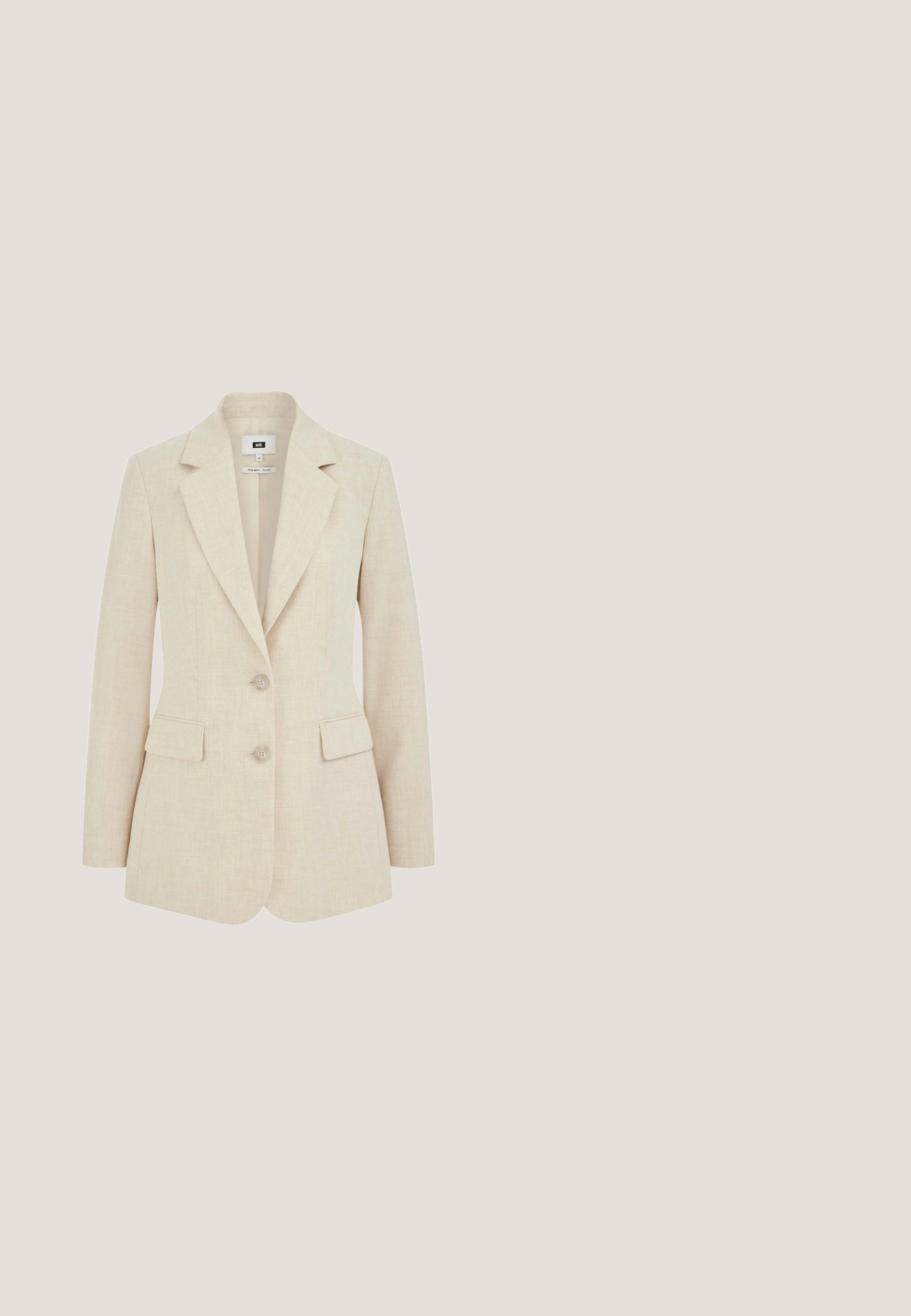 WE Fashion Blazer - beige; Hvid t-shirt med korte ærmer og rund halsudskæring med lysebrune vandrette striber og lille "BOGNER" logo nær kanten.; Beige, stribede bukser med vidde i benene og en flad talje. Fremstillet af et glat stof, med bæltestropper og skjult lukning.; Beige læderslippers med sort spids tå, spænde rem og en lav blokhæl med en sølv detalje ved bunden.; Beige tekstureret tote-taske med to håndtag og en matchende aftagelig skulderrem med graveret mærkenavn BOSS.; Guld kædearmbånd med en cirkulær charm, der har et struktureret design og akcentsten. Justerbart lås for en tilpasset pasform.