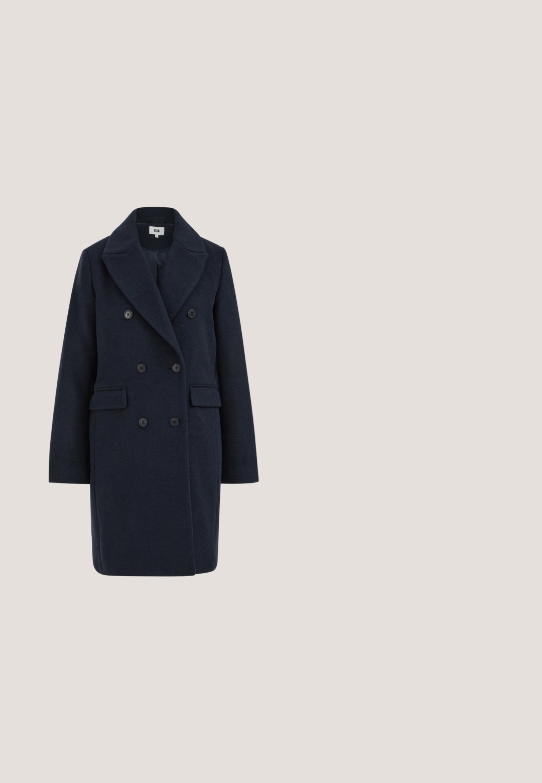 Manteau en laine bleu marine foncé à double boutonnage avec larges revers, six boutons noirs, poches à rabat et manches longues.; Polo bleu marine à manches courtes avec texture en maille torsadée, poignets côtelés, col, trois boutons dorés et petit logo sur la poitrine.; Jupe bleu marine à rayures, avec une coupe droite, mettant en valeur des accents bleu clair au niveau de l'ourlet, fabriquée dans un tissu texturé et dotée d'une ceinture large.; Baskets montantes blanches en cuir avec une semelle épaisse et robuste et œillets métalliques, affichant un petit logo sur le côté.; Sac bandoulière rectangulaire en cuir noir avec logo doré sur le devant et bandoulière en tissu réglable aux rayures rouges, blanches et bleues.; Paire de boucles d'oreilles circulaires dorées avec des anneaux entrelacés et de petits segments d'émail rouge, blanc et noir sur chaque anneau.