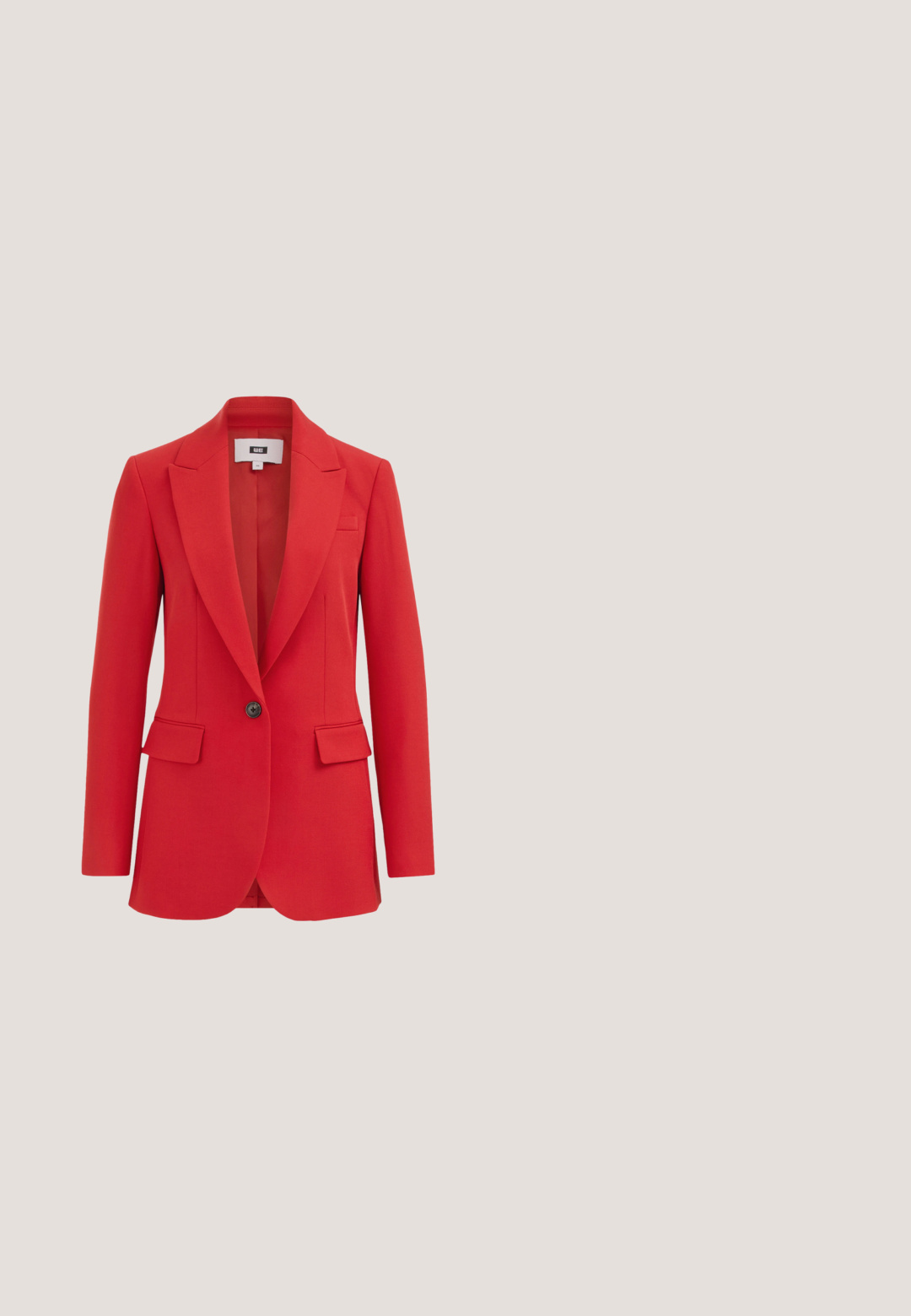 Blazer rouge à un seul bouton avec revers crantés et poches à rabat, coupe ajustée, présenté sur fond blanc.; Chemise à manches longues à boutons, ornée d'un motif géométrique avec des rayures rouges, beiges et crème. Fabriquée en tissu léger avec un col classique.; Pantalon rouge à jambes larges avec une taille haute, doté de deux fermetures éclair sur les poches avant et de surpiqûres contrastantes le long des côtés.; Escarpin slingback en daim rouge avec bout pointu, bride réglable à boucle et talon évasé de hauteur moyenne.; Sac à main rectangulaire avec des rayures verticales rouges, blanches et grises, des anses rouges, une bandoulière amovible et un texte rouge "JOOP!" avec un motif floral à l'avant.; Boucle d'oreille en or avec un charm en forme de piment rouge au fini brillant. Le charm est attaché avec un connecteur en or.