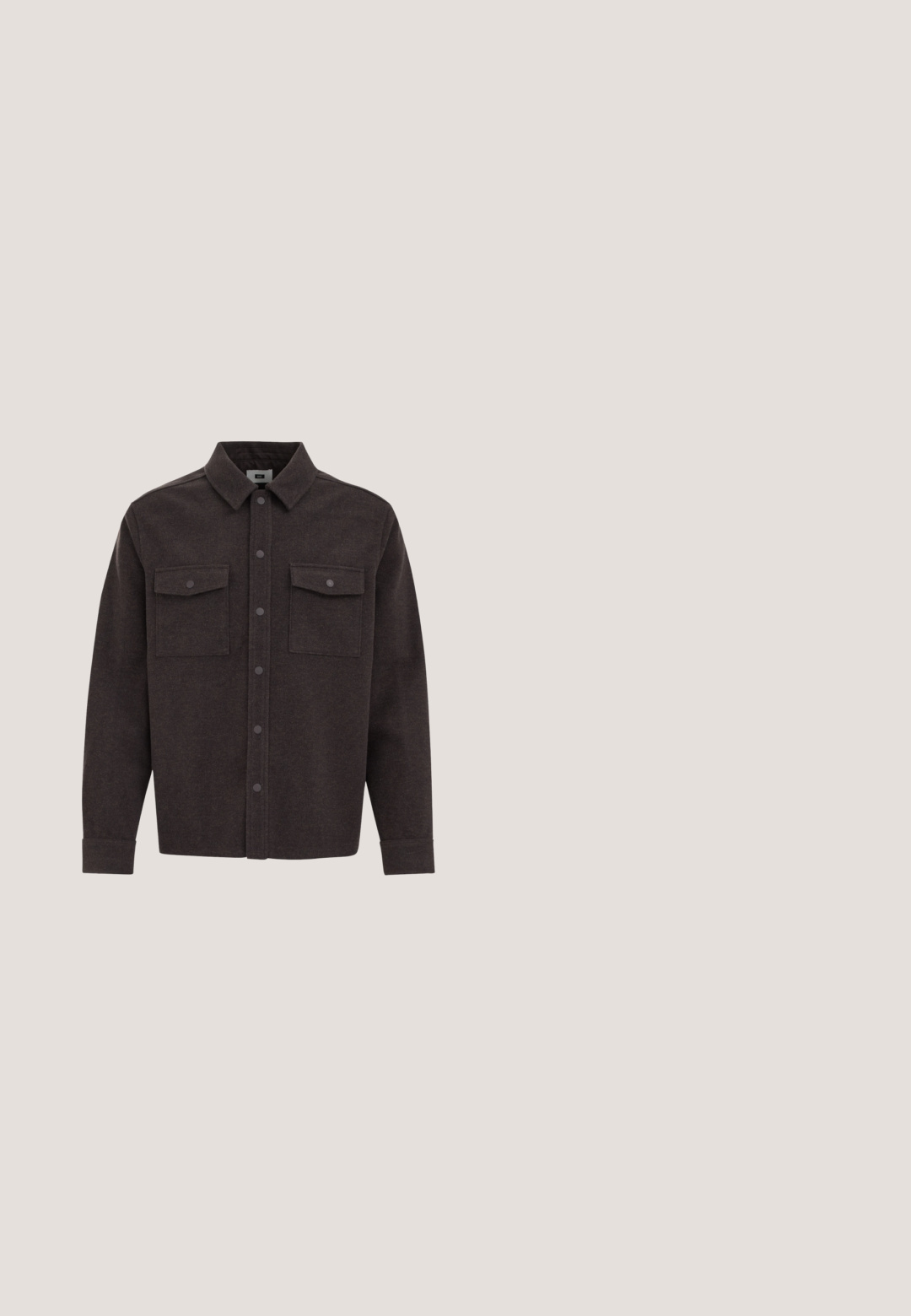 Mørkebrun skjorte med knaplukning lavet af struktureret stof, med krave, to brystlommer og knaplukninger foran.; NN.07 RUGBY  - Langærmet T-shirt - black; Mørkeblå denimstof med synlig tekstur og let glans, der har vævede mønstre og en glat overflade. Der er accenter af lysere tråde.; Sort tekstureret læderkampstøvle med tykkere sål, snørebånd fortil og en hækrog, vist fra siden på en hvid baggrund.; Skildpaddemønstrede rektangulære solbriller med gradient blå linser og lige stænger på en hvid baggrund.; Sort læderbælte, der er rullet sammen, med en mat sort rektangulær spænde og subtil rød syning nær spændeøjet.