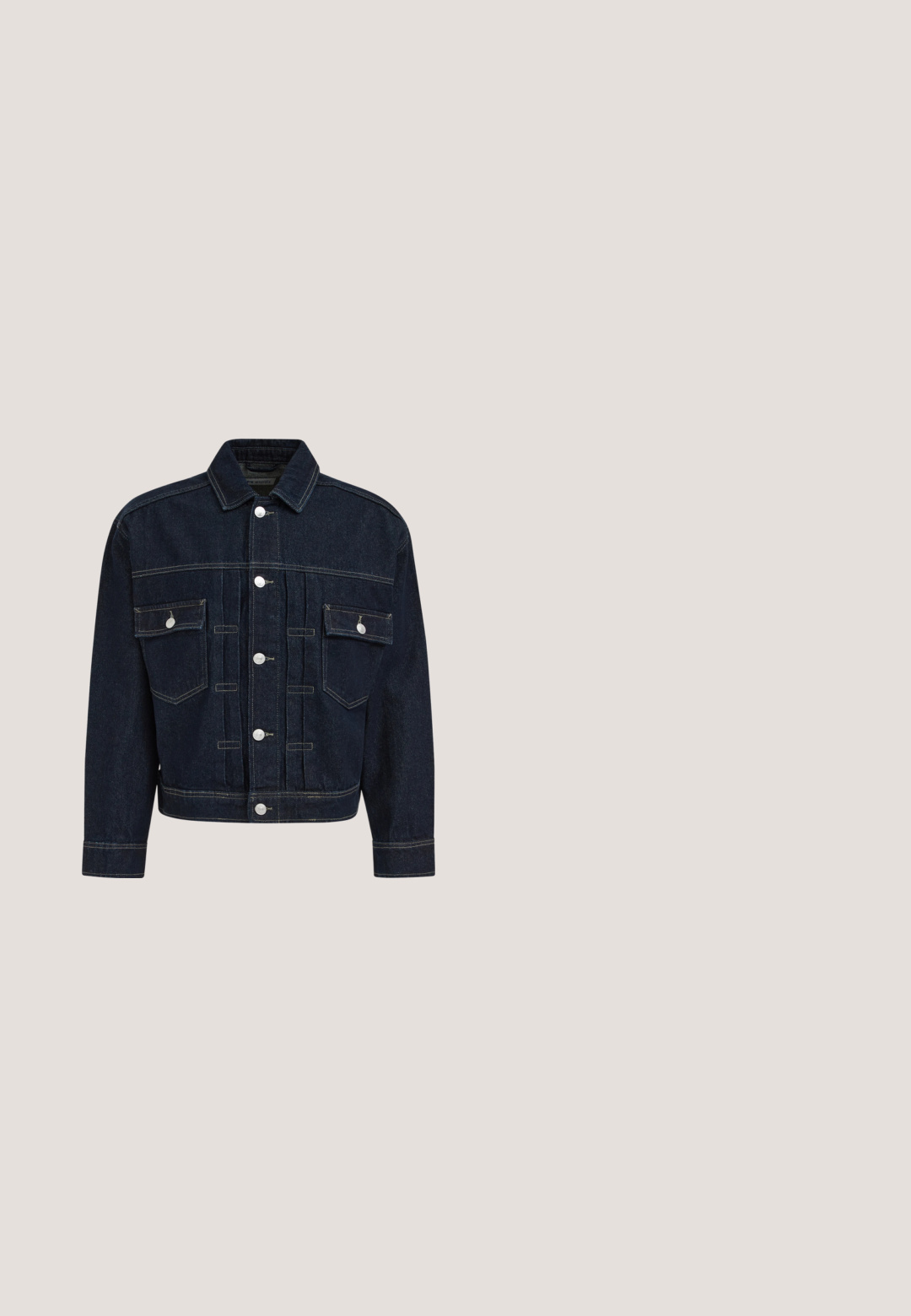 Mørkeblå denimjakke med sølvknapper, brystlommer med klap og synlige hvide syninger på en ensfarvet hvid baggrund.; Marineblå strikket sweater med høj hals og en kvart lynlås, der har et struktureret chevronmønster samt ribbede manchetter og kant.; Ensfarvet marineblå T-shirt med korte ærmer og rund halsudskæring, med en lille synlig mærkat indeni kraven, størrelse medium.; Mørkeblå lige denim jeans med foran knap- og lynlåslukning, bælteholdere og forlommer.; Marineblå ruskind ankelstøvle med elastiske sidepaneler, rund tå og tekstureret letvægts-sål. Har en træksløjfe bagpå for nem påtagning.; Marineblå rektangulær toilettaske med tekstureret stof, lynlåsåbning på toppen og en stofsløjfehåndtag på den ene side.