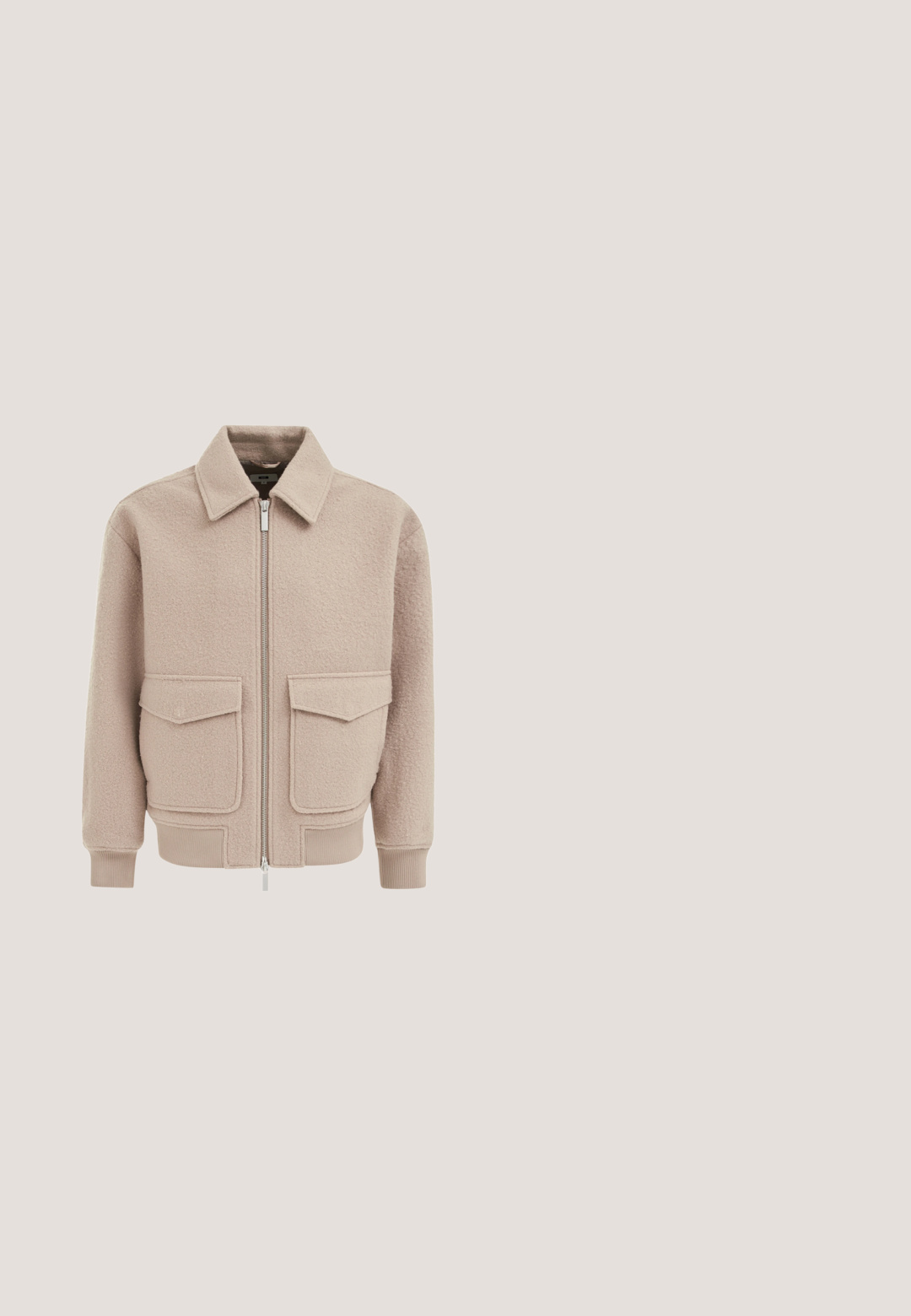 Beige wollen jas met structuur en ritssluiting, brede kraag, twee grote voorflappenzakken en geribde manchetten en zoom.; Lichtbruine pullover met een ritskraag, lange mouwen en een zachte textuur, gemaakt van fijn gebreid materiaal.; Beige polo met korte mouwen, voorzien van een gestructureerd verticaal streeppatroon en een kraag met een knoopsluiting met twee knopen.; Beige geribbelde gebreide broek met een trekkoord in de taille en rechte pijpen, ontworpen voor casual dragen.; Bruine suède veterlaars met dikke zwarte profielzool en gevoerde kraag, zijaanzicht op witte achtergrond.; Bruine leren duffeltas met twee handvatten en een ritssluiting aan de bovenkant, getoond tegen een effen witte achtergrond.