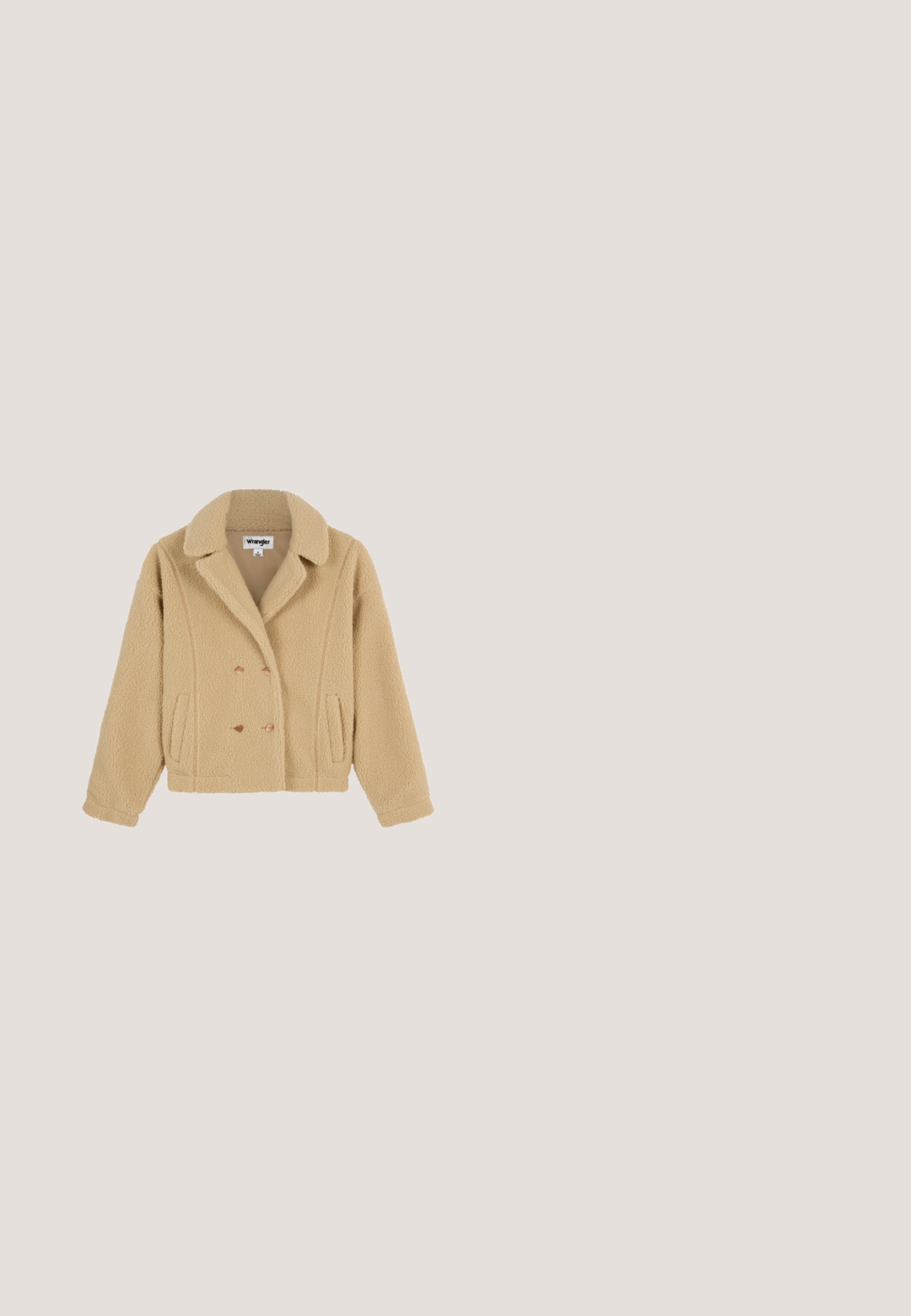 Beige doppelt geknöpfter Sherpa-Mantel mit weitem Kragen und zwei seitlichen Taschen, gefertigt aus weichem, strukturiertem Stoff.; Beige T-Shirt mit kurzen Ärmeln und rundem Ausschnitt, vorne mit einem symmetrischen braunen Blumenstickereimuster.; Weit geschnittene, hellbeige Jeans aus Denim mit zwei Vordertaschen und Knopfverschluss. Zeichnen sich durch klare Linien und minimale Nähte aus.; Knöchelhohe braune Wildlederstiefel mit einer glatten Textur, seitlicher Naht und einer Gummisohle für Traktion.; Sonnenbrille im Stil einer Katzenaugenform mit Schildpatt-Fassung, braunen Gläsern und goldenem "G"-Logo an den Bügeln, dargestellt vor weißem Hintergrund.; Braune, halbmondförmige Guess-Handtasche mit geflochtenem Henkel, sichtbaren Nähten an den Rändern, Reißverschluss und metallischem Logo-Anhänger an der Seite.