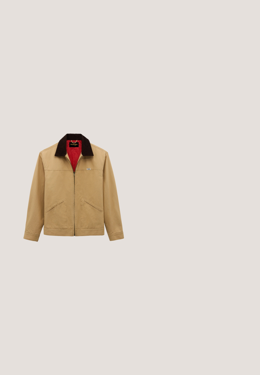 Beige jakke med lynlås, mørkebrun krave, rød inderforing, to forlommer med lynlås og lille Wrangler-logo på brystet.; Denim button-down skjorte, lyseblå i farven, med krave, lange ærmer og et lille logo på brystet. Har hvide knapper og syninger.; Denimshorts med en blå vask, med en høj talje, to forlommer og gul syning langs sømmene.; Brune ruskindsankelstøvler med rundet tå, grå snørebånd og lysfarvet gummisål. Simpelt design med syningsdetaljer.; Marineblå silke slips, slank design med spids spids, glat tekstur, ensartet farve uden mønstre eller accenter.; Vævet bælte i sort, blå og brun stof med en sølvmetalspænde og brune læderdetaljer. Flad tekstur, fleksibelt design.