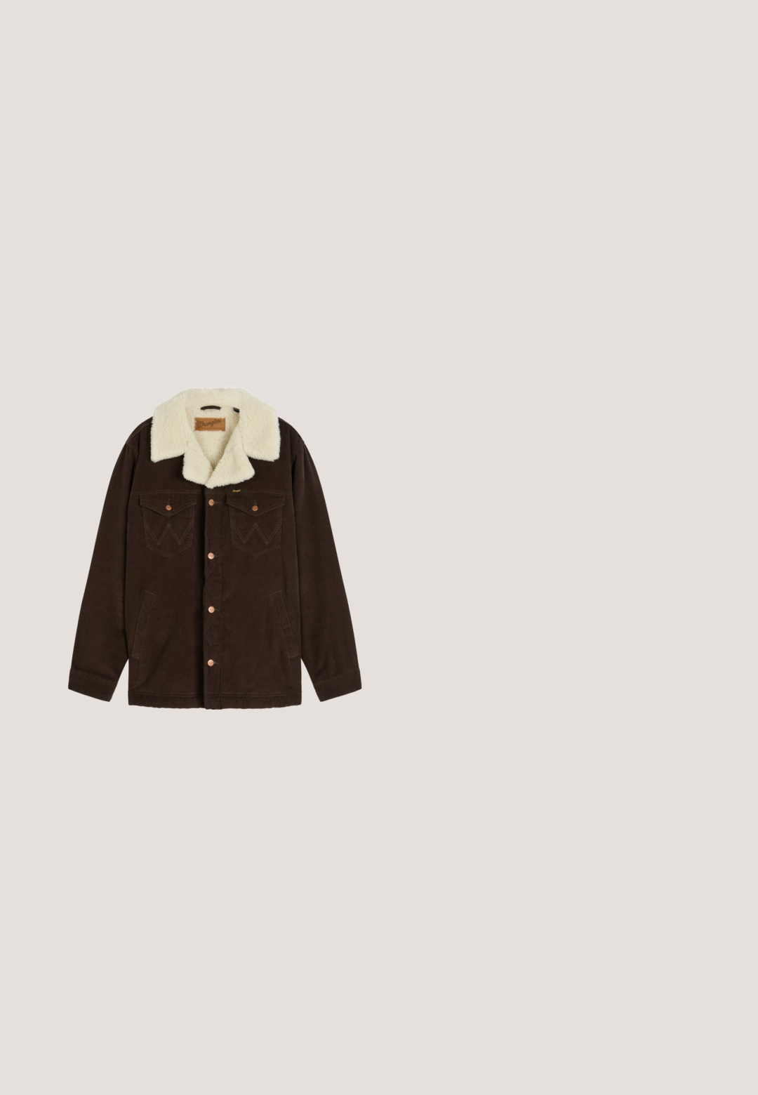 Mørkebrun manchestersjakke med cremefarvet fleecekrave, kobberknapper, to brystlommer og sidelommer, knaplukning foran.; Strikket sweater med brede horisontale olivengrønne og beige striber, med ribstrikkede manchetter, kant og rund halsudskæring.; Langærmet knap-åben skjorte med et ternet mønster i brunt, tan og blå samt en brystlomme på venstre side.; Lysebrune fløjlsbukser i bred ben-design, med knap- og lynlåslukning, fem lommer og en blød, ribbet tekstur.; Brune læderstøvler med snøredesign, hvide syninger og en kontrastsål. Har en rundet tå og ankelhøjde.; Brun læder rejsetaske med dobbelte håndtag, en aftagelig skulderrem og lynlås lukning. Tekstureret overflade med kontrastfarver.