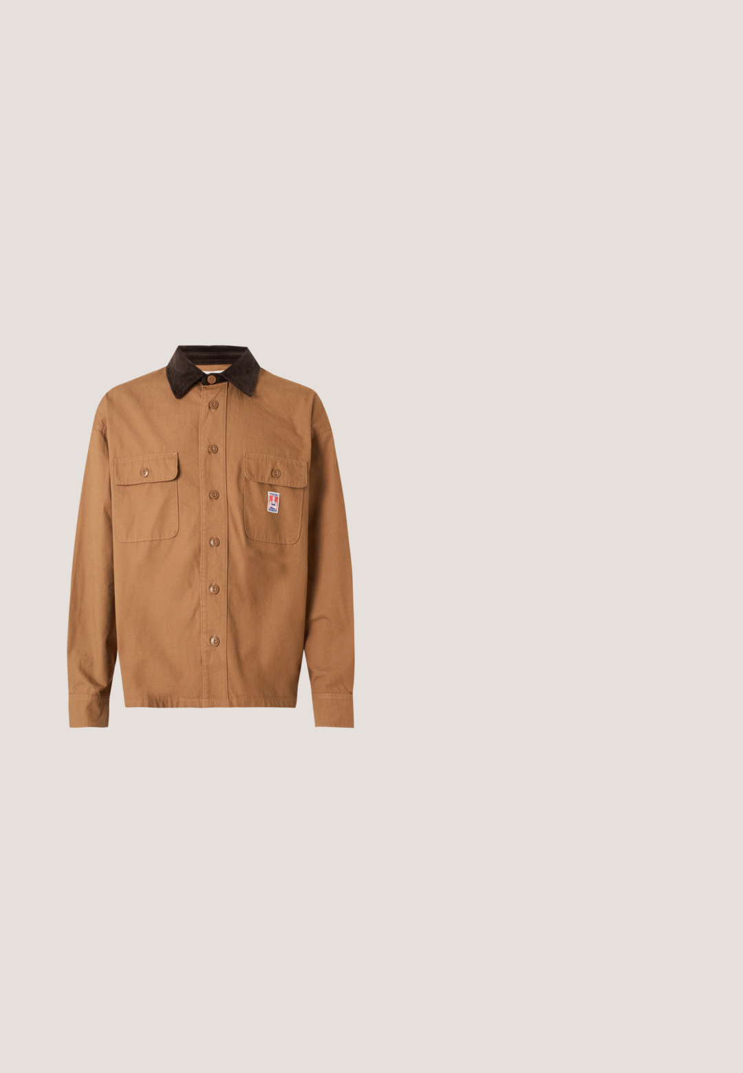Ruskea napillinen takki, jossa on tummanruskea corduroy-kaulus, kaksi etutaskua, joissa on läppä, ja pieni suorakulmainen logopatch oikeassa taskussa.; Beige vetoketjuhuppari, joka on valmistettu pehmeästä kankaasta, jossa on nyörihuppu, etutaskut sekä resorit hihansuissa ja helmassa. Sujuva pinta ja minimalismi.; Yksinkertainen valkoinen lyhythihainen pyöreäkauluksinen T-paita, asetettuna tasaisesti vaaleanharmaalle taustalle, jossa pieni merkkilappu pääntiessä.; Vaaleansiniset farkut, joissa on leveä ja löysä lahje. Ominaisuuksiin kuuluu viisi taskua, vyölenkit ja vetoketju, jossa on nappisulku.; Tummanruskea mokkainen nauhakenkä, jossa litteä pohja ja beige nahkainen yksityiskohta kantapäässä, sivulta esitettynä.; Ruskea nahkavyö, joka on rullattu, antiikkinen metallisolki ja Diesel-logo-mallinen lenkki, yksinkertaista taustaa vasten.