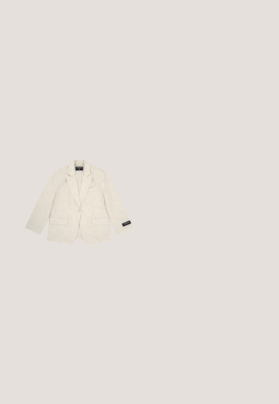 Blazer beige à un bouton avec revers crantés, deux poches avant à rabat, poche poitrine passepoilée et étiquette de marque noire sur le bord de manche.; Pull en tricot beige à coupe décontractée, avec des poignets et un ourlet côtelés, un col rond et des épaules tombantes. Texture douce avec des coutures minimales.; Pantalons larges en tissu texturé gris foncé, avec des plis avant, une fermeture à bouton et des poches latérales pour plus de fonctionnalité.; Chaussure plate en daim marron avec trois œillets métalliques sur le devant et une semelle noire basse, vue de profil.; Lunettes de soleil œil de chat écaille de tortue avec des verres teintés marron et des branches fines sur un fond blanc.; Ceinture en cuir brun foncé avec boucle ronde en argent et trois trous de réglage sur fond blanc.
