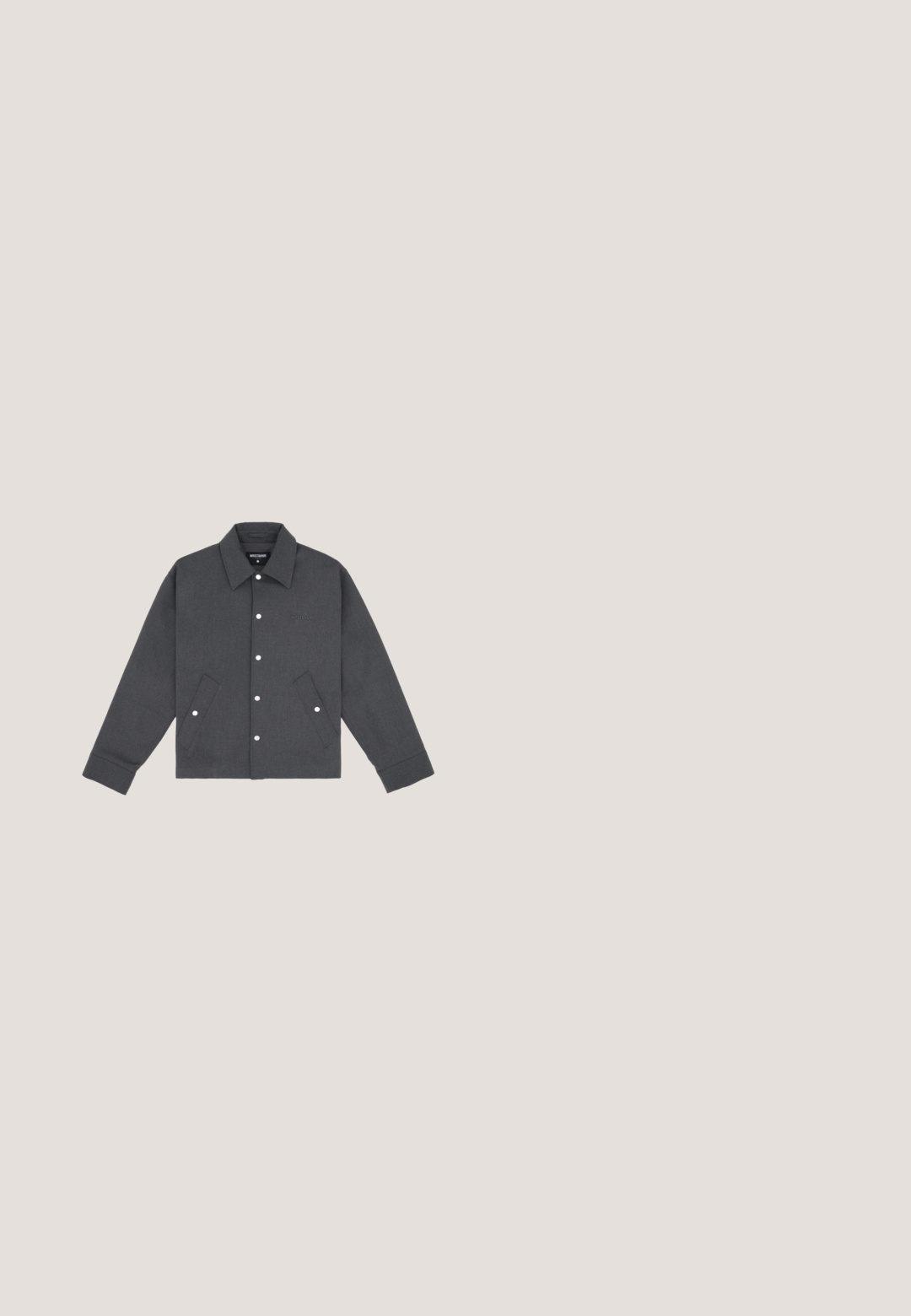 Graue Wollmischungjacke mit spitzem Kragen, Druckknöpfen, zwei aufgesetzten Taschen und dezentem gesticktem Logo auf der Brust.; Graues Longsleeve-Polo-Shirt aus weichem Stoff, mit klassischem Kragen, Knopfleiste und strukturierter Oberfläche. Minimalistisches Design.; Dunkelgraues Langarm-Polohemd mit Kragen und zwei Knöpfen auf der Knopfleiste, flach auf einem weißen Hintergrund liegend.; Schwarze Hose mit lockerem Schnitt, mit Falten an der Vorderseite, Seitentaschen und einem Knopfverschluss. Hergestellt aus strukturiertem Stoff.; Schwarze Leder Chelsea-Stiefel mit elastischen Seiteneinsätzen, Zugschlaufen und einer robusten Gummisohle mit ausgeprägtem Profil.; Schwarze Lederaktentasche mit zwei Griffen, vorderer Reißverschlusstasche und verstellbarem Schultergurt, der quer über den Körper getragen wird.
