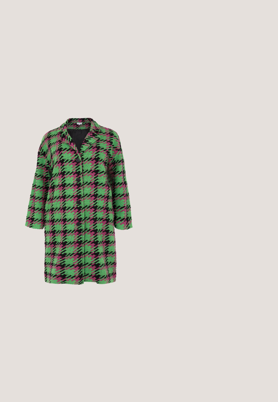 YOEK CHECK PRINT - Mantel - green; Bordeaux ribbeltrui met een V-hals, lange mouwen en subtiele pijlvormige details aan de voorkant. Zachte stof met een gestructureerde afwerking.; Rode gestructureerde wijde broek met elastische tailleband en een treksluiting aan de voorkant met twee kleine metalen kraaltjes.; Rode sneakers met een mix van gladde en gestructureerde materialen. Kenmerken zijn onder andere veters, witte accenten en een tan rubberen zool.; Rode, afgeronde leren handtas met korte handgreep en afneembare bijpassende schouderriem, met metalen merkembleem aan de voorkant.; Gouden ketting met afwisselend blauwe en zwarte boze-oogkralen en verstelbare sluiting op een witte achtergrond.
