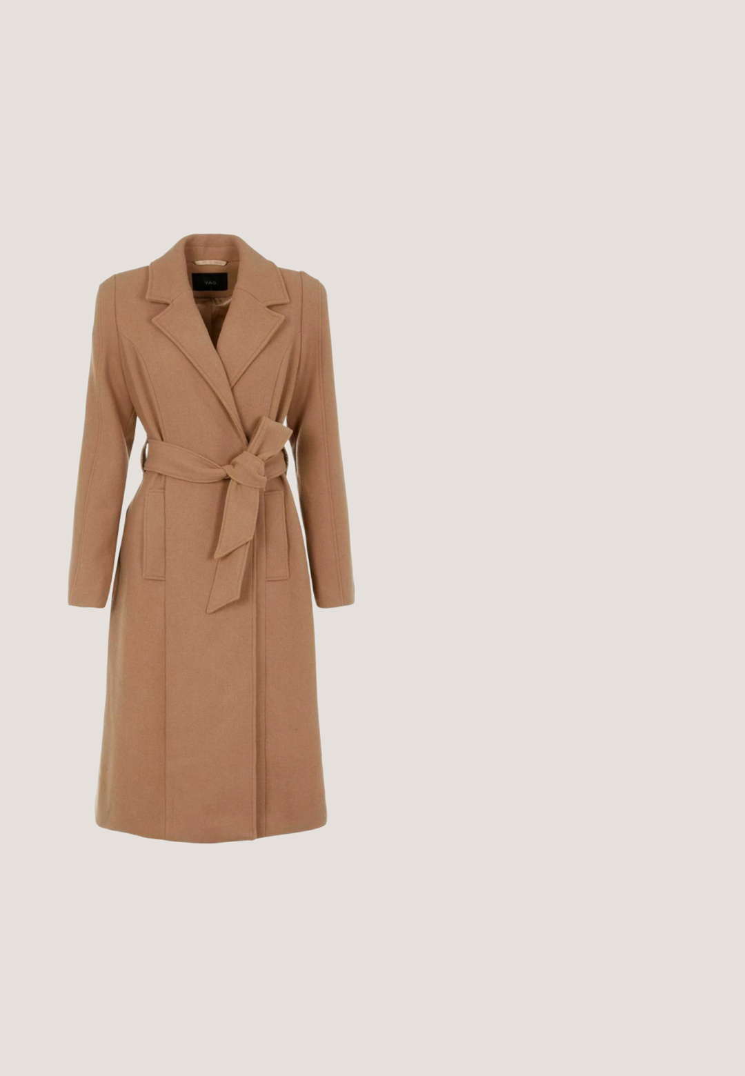 YAS YASKILIVA COAT - Klasický kabát - tobacco brown; Hladký dlhý rukáv šaty v bohatých hnedých tónoch. Disponujú okrúhlym výstrihom a priliehavým strihom, vyrobené z elastického pleteného materiálu.; Anna Field by Zalando Čižmy - cognac; Korytnačkové slnečné okuliare s hnedými šošovkami, štvorramenný rám, zvýraznený striebornými nitmi na prednej strane a vygravírovaným logom na ramene.; Hnedá crossbody taška s opakujúcim sa tmavým geometrickým vzorom, zlatým logom „LIU·JO“ a zodpovedajúcim zlatým reťazovým remienkom na bielom pozadí.; Náušnice z ružového zlata s kvapkovým dizajnom, ktoré majú trojuholníkový vrch s čírymi kameňmi a štvorec so susednými menšími kamenmi.