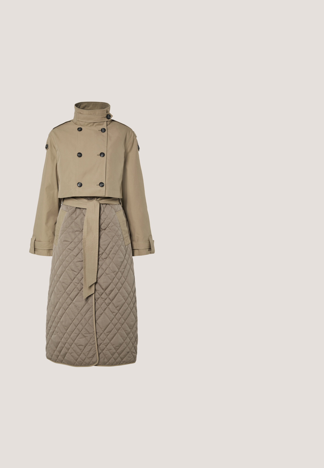 Trench beige con un top corto y una parte inferior larga y acolchada. Presenta botones de doble botonadura, una cintura ceñida con cinturón y un cuello alto.; Suéter de cuello en V y manga larga en tejido suave color crema. Presenta puños y dobladillo acanalados, con un sutil detalle de punto abierto en la parte frontal.; Camisa blanca de botones con estrechas rayas verticales negras, cuello, mangas largas, bolsillo en el pecho y corte recto con detalles en los puños.; Pantalones anchos de talle alto en beige con una sutil textura de cocodrilo, trabillas para cinturón, cremallera frontal y cierre con botón.; Botines de ante beige con una suela gruesa y estriada en el mismo tono, con cordones en la parte delantera y un pequeño lazo en el talón para facilitar su colocación.; Bolso tipo bucket de cuero taupe con un asa y detalle de correa frontal sobre fondo blanco.