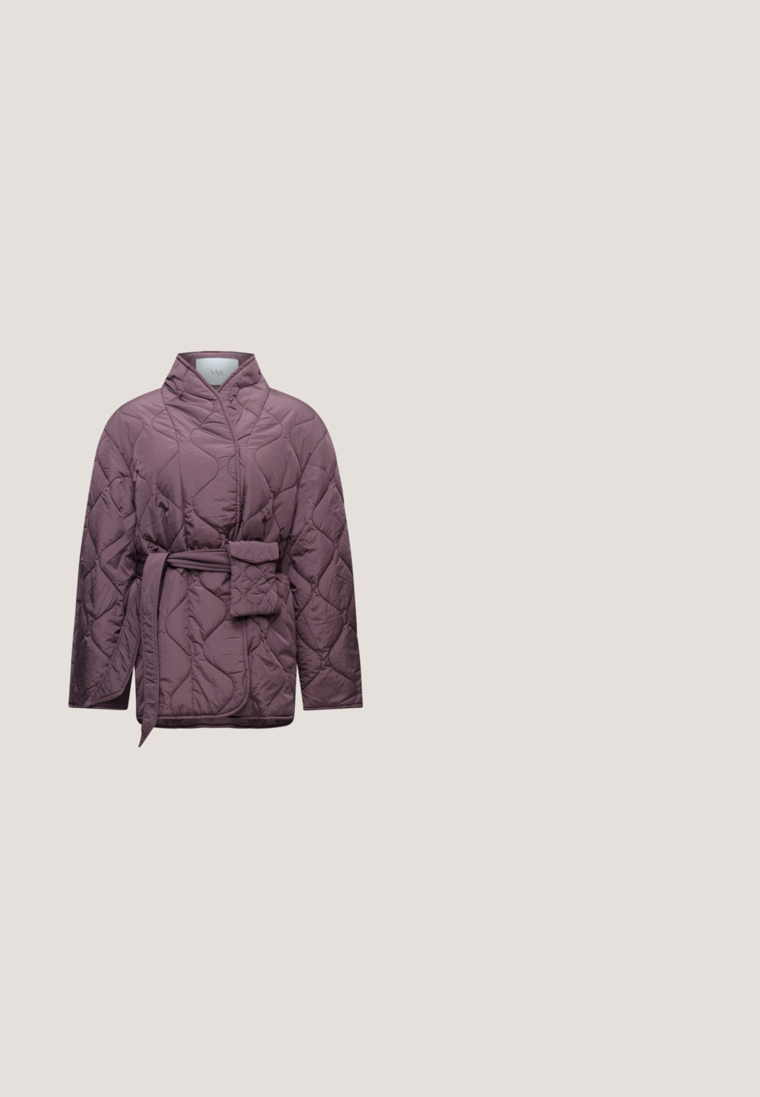 Chaqueta acolchada de manga larga en púrpura apagado con cuello alto, parte delantera cruzada y cinturón a juego atado a la cintura.; Cárdigan burdeos hecho de una tela suave, con mangas largas, un cuello redondo y seis botones en la parte delantera.; Camiseta de manga corta ajustada de canalé en color ciruela oscuro con cuello redondo y etiqueta frontal que muestra la marca JJXX y la talla 5.; Pantalones granate con textura, piernas rectas y cintura elástica con cordón a juego.; Botín de cuero marrón hasta el tobillo con paneles laterales elásticos, suela plataforma negra robusta y tirador. Presenta un acabado suave y una suela de goma con relieve.; Bolso de ante marrón oscuro con dos asas largas y una pequeña etiqueta adjunta, sobre un fondo claro y liso.