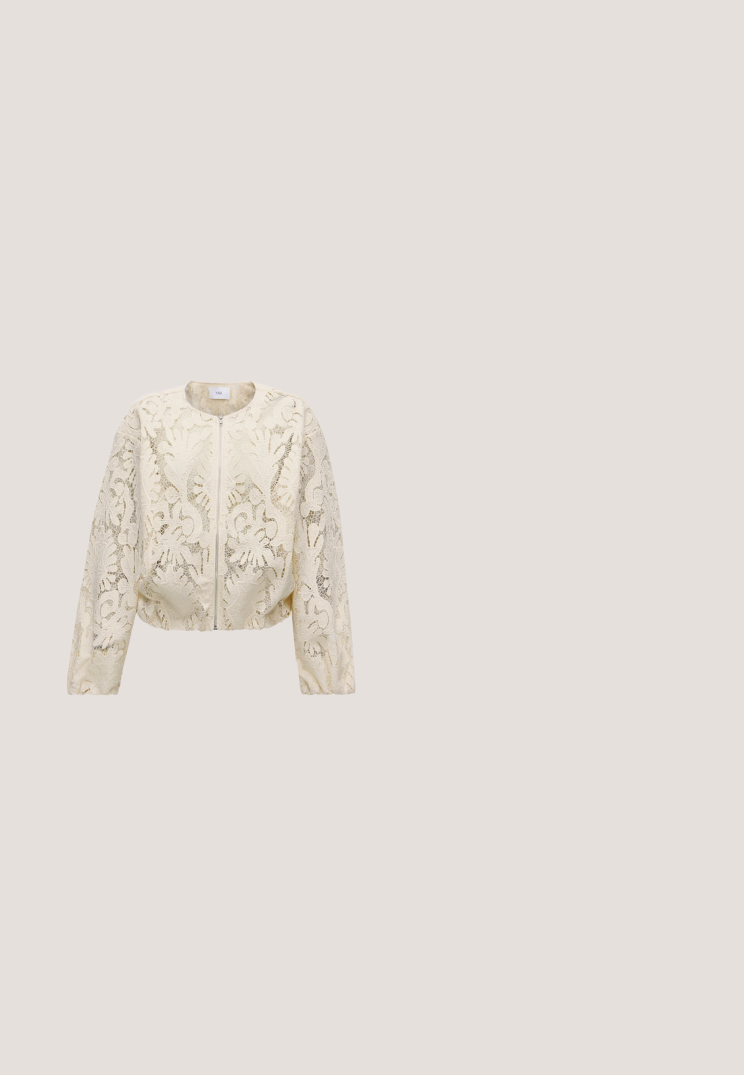 Crèmekleurige kanten lange mouwen jas met ritssluiting aan de voorkant en een ronde halslijn, met bloemen- en bladpatronen door de hele stof.; Witte gebreide, mouwloze cropped top met dunne bandjes en kleine gouden knopen in de vorm van bloemen op elk bandje.; Glanzende beige kokerrok met een aansluitend ontwerp, bedekt met kleine, reflecterende pailletjes, gladde textuur en een rechte zoom.; Beige slingback pump met een puntige neus, voorzien van een afgeronde uitsnijding en zilveren decoratieve accenten langs de halslijn. Stilettohak.; Kleine beige leren schoudertas met dunne band en ritssluiting, voorzien van een discreet metalen logo aan de voorzijde in het midden.; Gouden ketting met twee bloemhanger bedekt met kristallen en een kleine ronde hanger met een monogram detail.