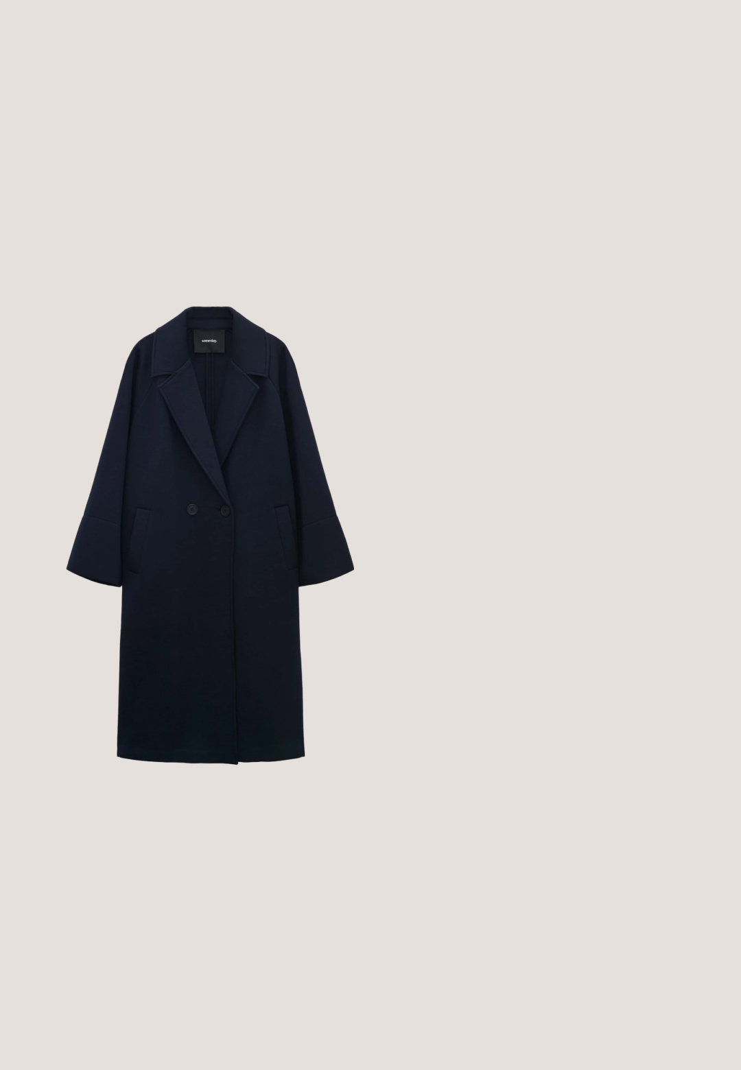 Marineblauw jasje met een dubbelgebreid ontwerp, brede revers en afhangende schouders. Gemaakt van textiel met een gestructureerde stof en twee voorzakken.; Donkerblauwe gebreide trui met lange mouwen, ronde halslijn en geribbelde zoom en manchetten. Gemaakt van gladde stof zonder zichtbare patronen of logo's.; Denim overhemd in donkerblauw met lange mouwen, knopenvoorzijde, puntige kraag, enkele borstzak en subtiele stikdetails.; Donkerblauwe spijkerbroek met wijde pijpen en een hoge taille, vijf zakken, koperen nieten en contrasterende gele stiksels.; Blauwe suède sneaker met witte veters en strepen, witte hielpatch en lichtbruine rubberen zool, zijaanzicht.; Donkerblauwe leren shopper met twee schouderbanden, gestructureerde zijkanten en een klein gouden "Lancaster Paris" logo rechtsonderaan de voorkant.