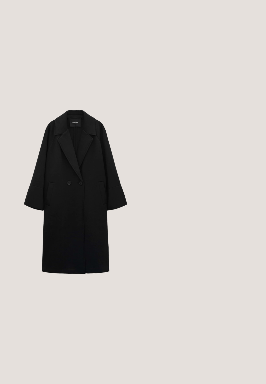 Schwarzer, doppelt geknöpfter Mantel mit Reverskragen, weiten Ärmeln und Seitentaschen. Hergestellt aus einem glatten, strukturierten Stoff.; Schwarzes, kurzes Sweatshirt mit weitem Rundhalsausschnitt, kurzen Ärmeln, glatter Textur und minimalistischem Design. Keine sichtbaren Muster.; Schwarze weit geschnittene Hose aus glattem Stoff, mit elastischem Bund und zwei vorderen Taschen, mit einem fließenden Fall und minimalistischem Design.; Schwarzer Damenschuh aus Leder mit niedrigem Absatz, spitzer Zehenpartie und schlankem Kitten-Heel auf weißem Hintergrund.; Schwarze Leder-Tote mit zwei langen Griffen, gebogener Form, strukturiertem Finish und sichtbaren Nahtdetails, geeignet für den täglichen Gebrauch.; Singularu DOUBLE CROSS - Ring - plata