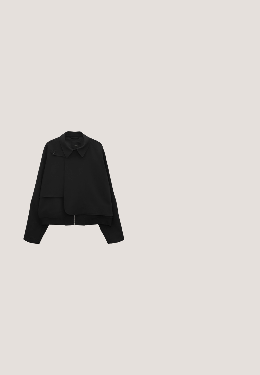 Zwarte jas met een gestructureerde kraag, rits aan de voorkant en een asymmetrisch ontwerp. Heeft een knoopaccent en gelaagde stoftextuur.; Witte t-shirt met korte mouwen, zwarte horizontale strepen, ronde hals en een ontspannen pasvorm. Gemaakt van lichte, zachte stof.; Zwarte wijde broek met elastische tailleband, gladde stof en cropped lengte, weergegeven op een witte achtergrond.; Zwarte instapschoen met een gestructureerd oppervlak en een gladlederen afwerking. Beschikt over een witte rubberen zool en een minimalistisch ontwerp.; Zwarte tote tas van getextureerd leer met lange handvatten en een kleine aangehechte pouch, met een subtiel merklogo "Tatuum" aan de voorkant.; Zilverkleurige open armband met een glad, golvend ontwerp en een gepolijste afwerking, getoond op een witte achtergrond.