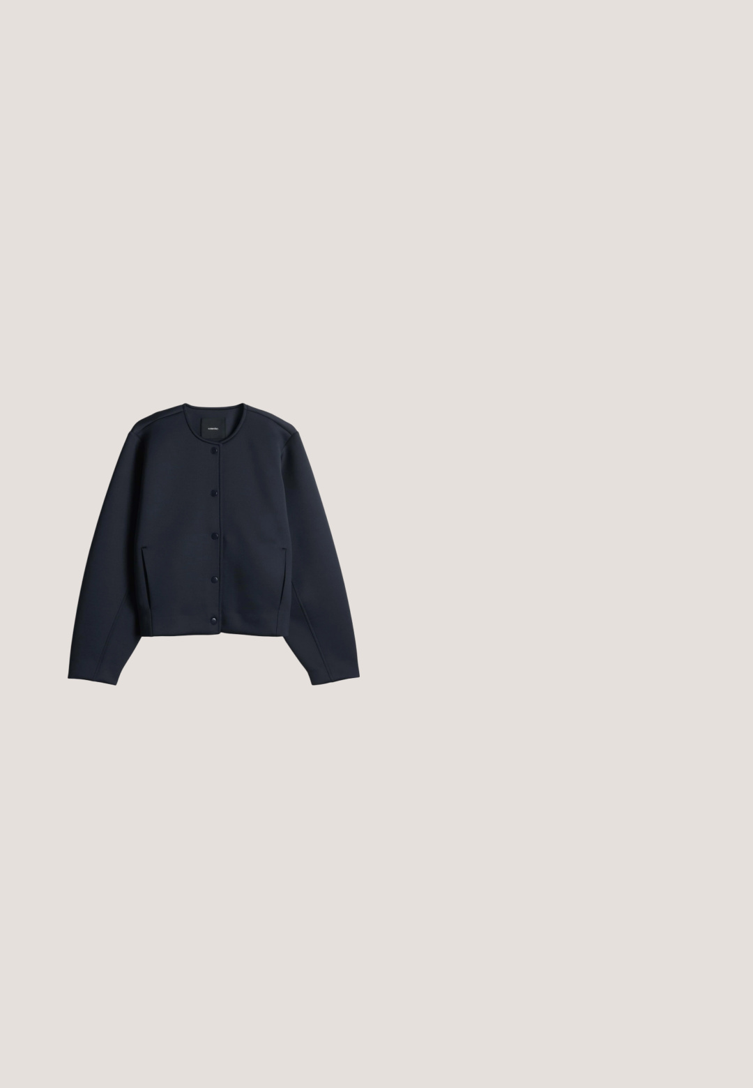 someday. LOOSE FIT O-SHAPE - Lichte jas - ocean; Navyblauwe katoenen T-shirt met een ronde halslijn, korte opgerolde mouwen en een klein, subtiel logo op de borst. Zachte textuur, losse pasvorm.; Licht mintgroene broek met een elastische tailleband, een voorkant knoopsluiting, twee voorzakken en rechte pijpen. Gladde stoftextuur.; Roze en beige sneaker met een textuur van glitterpanelen, vetersluiting, rubberen zool en contrasterend zijstiksel. Voorzien van een trekkoordlus.; Marine leren schoudertas met twee platte handvatten, rechthoekige vorm, naadloos ontwerp en gestikte accenten op de voorkant. Geschikt voor verschillende doeleinden.; Armband met kralen, voorzien van veelkleurige stenen, gouden accenten en een gele gouden letter "B". Verstelbare ketting met een karabijnsluiting.