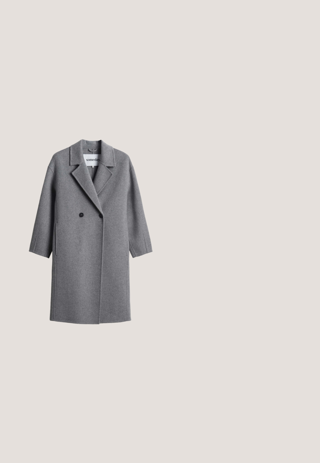 Lange grijze wollen jas met brede revers, twee zwarte knopen en zijzakken, tentoongesteld op een witte achtergrond.; Zacht lichtgrijs gebreid trui met lange mouwen en geribde boorden, zoom en ronde hals.; Grijze longsleeve gemaakt van zachte stof, met een ronde halslijn, knoopsluiting en een klein gestikt zakje aan de linkerkant.; Grijze sweatpants met een koord in de taille, wijdvallend ontwerp, gemaakt van zacht materiaal, met een subtiele gemêleerde textuur.; Grijze suède enkelboot met ronde neus, lage profiel en een getextureerde rubberen zool. Kenmerkt zich door gestikte accenten en een zachte binnenvoering.; Grijze zachte leren handtas met een bovenkant die is geplooid en dubbele schouderriemen, voorzien van subtiele stiksels en een klein in reliëf gedrukt merkembleem.